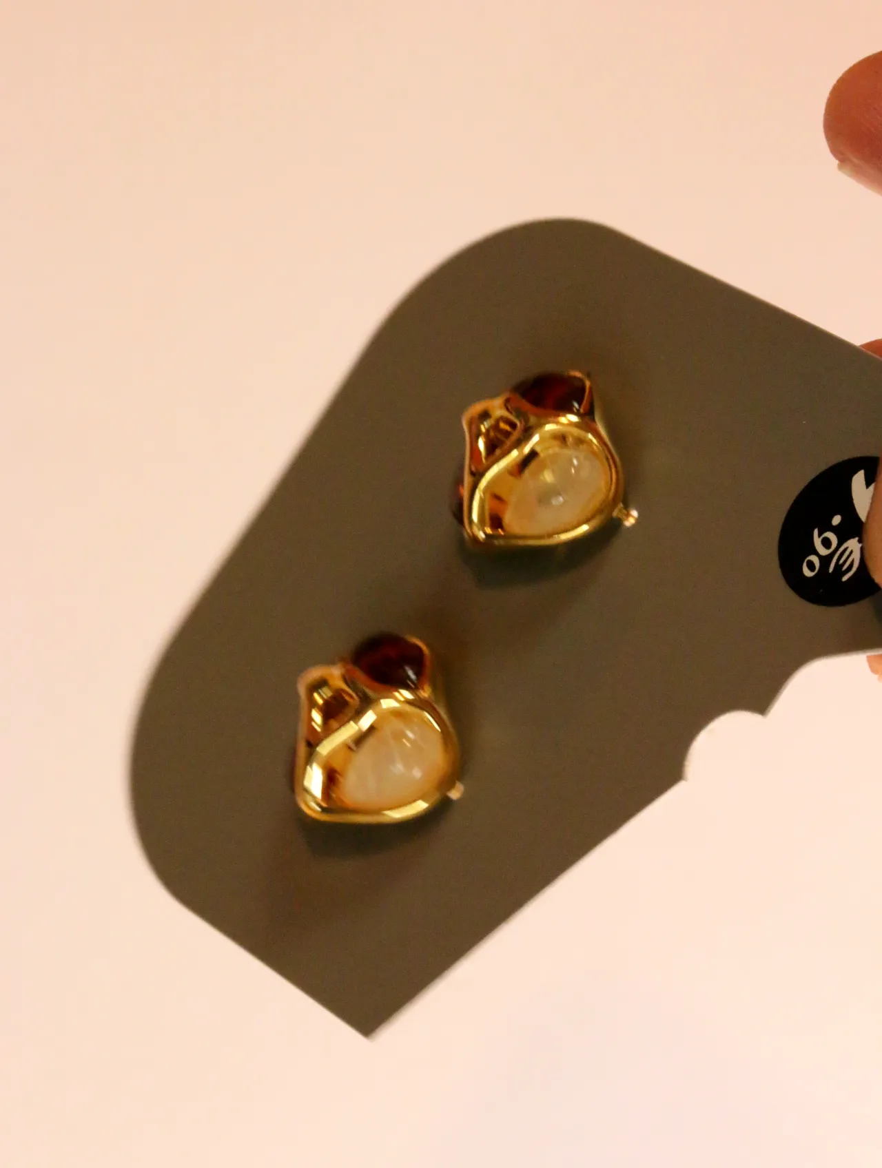 Detalle de pendientes dorados con tonos ámbar y crema sobre tarjeta — pendientes para mujer, vista principal · Lola y Sol (24AE1062)