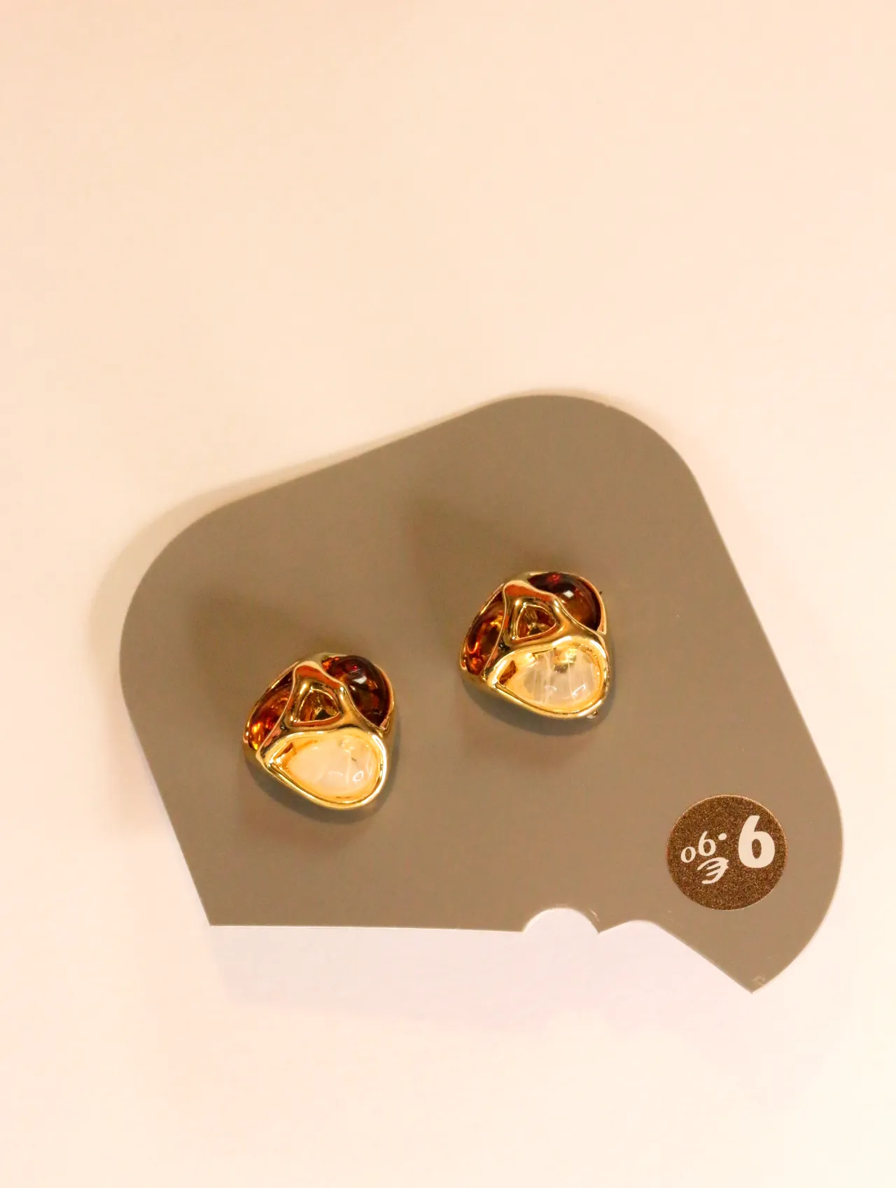 Pendientes dorados en tonos ámbar y crema presentados en tarjeta — pendientes baratos, detalle · Lola y Sol (24AE1062)