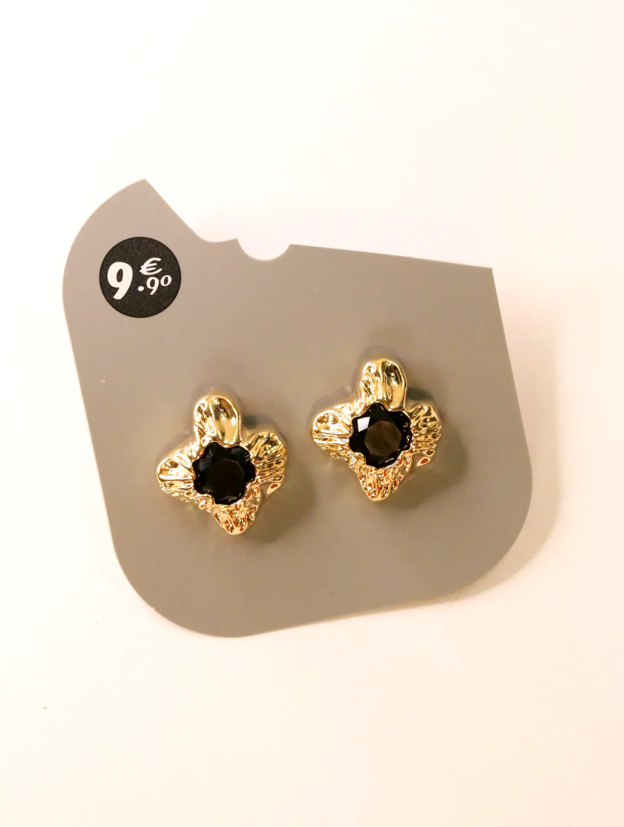 Pendientes de flor dorados con centro negro sobre tarjeta — pendientes para mujer, vista principal · Lola y Sol (24AE1063)