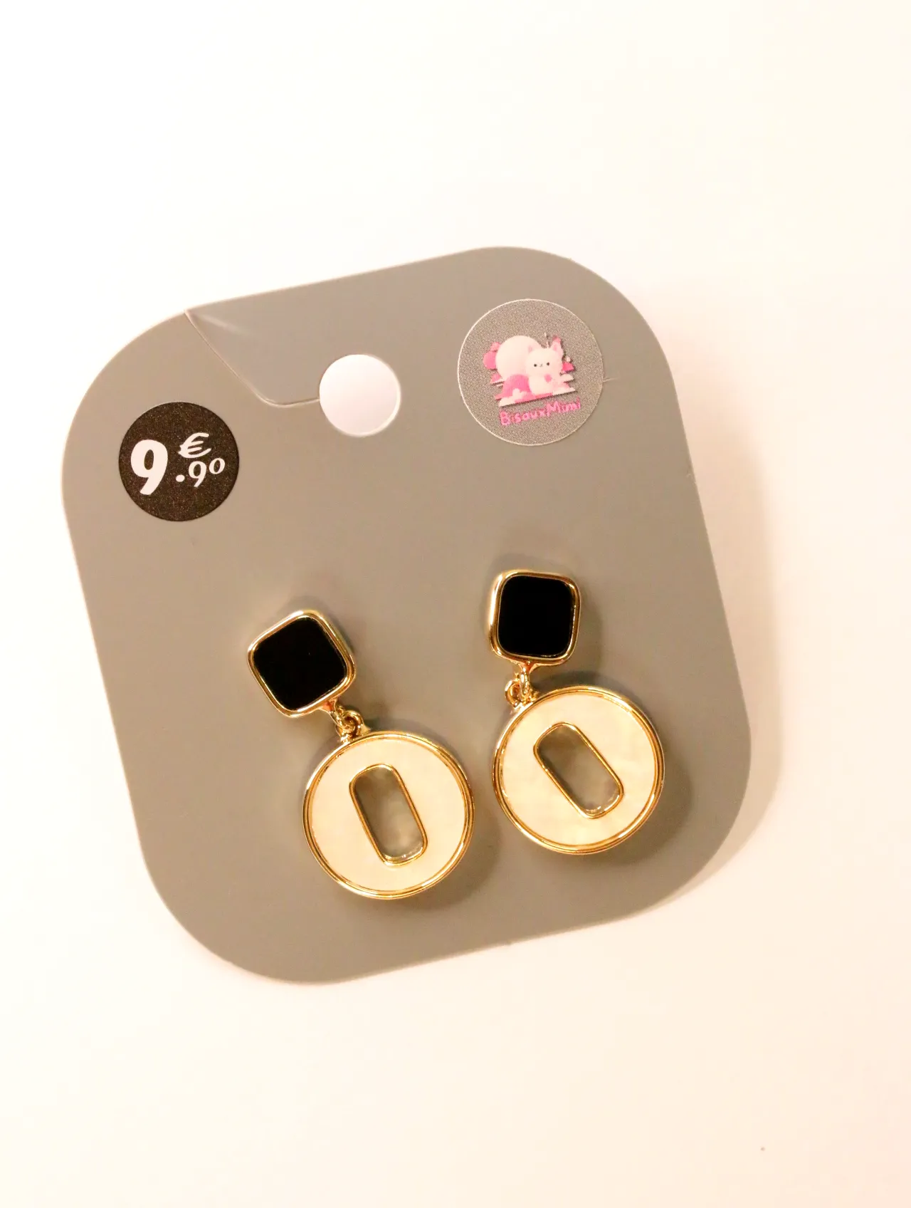 Pendientes geométricos negros y marfil con contorno dorado sobre tarjeta — pendientes para mujer, vista principal · Lola y Sol (24AE1067)