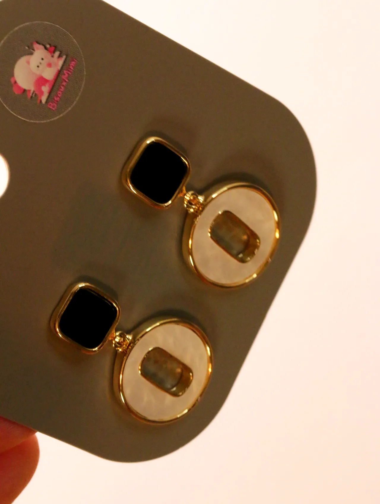Detalle de pendientes geométricos con colgantes circulares en tono marfil — pendientes baratos, detalle · Lola y Sol (24AE1067)