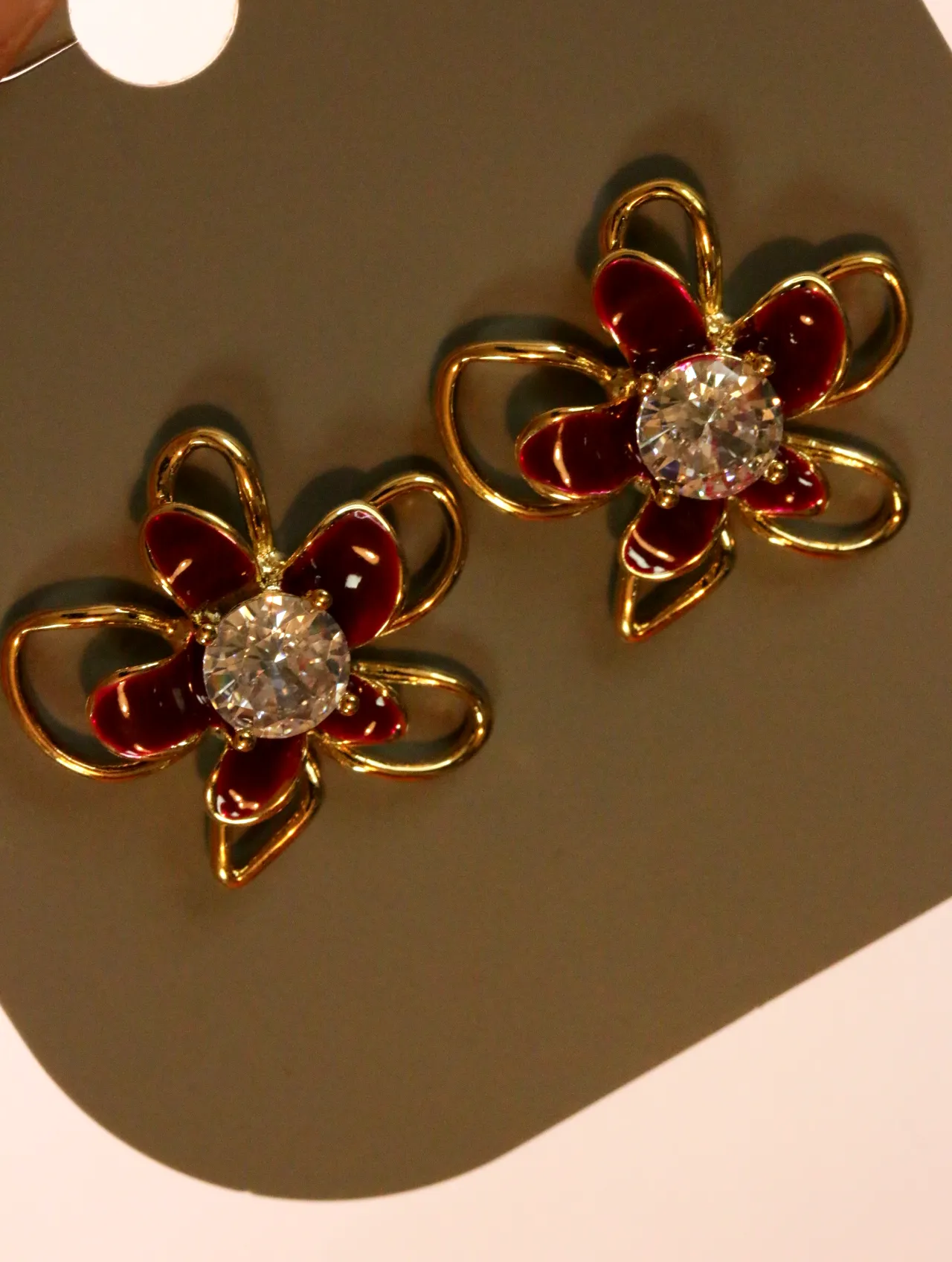 Detalle de pendientes florales rojos con centros brillantes — pendientes baratos, detalle · Lola y Sol (24AE1069)
