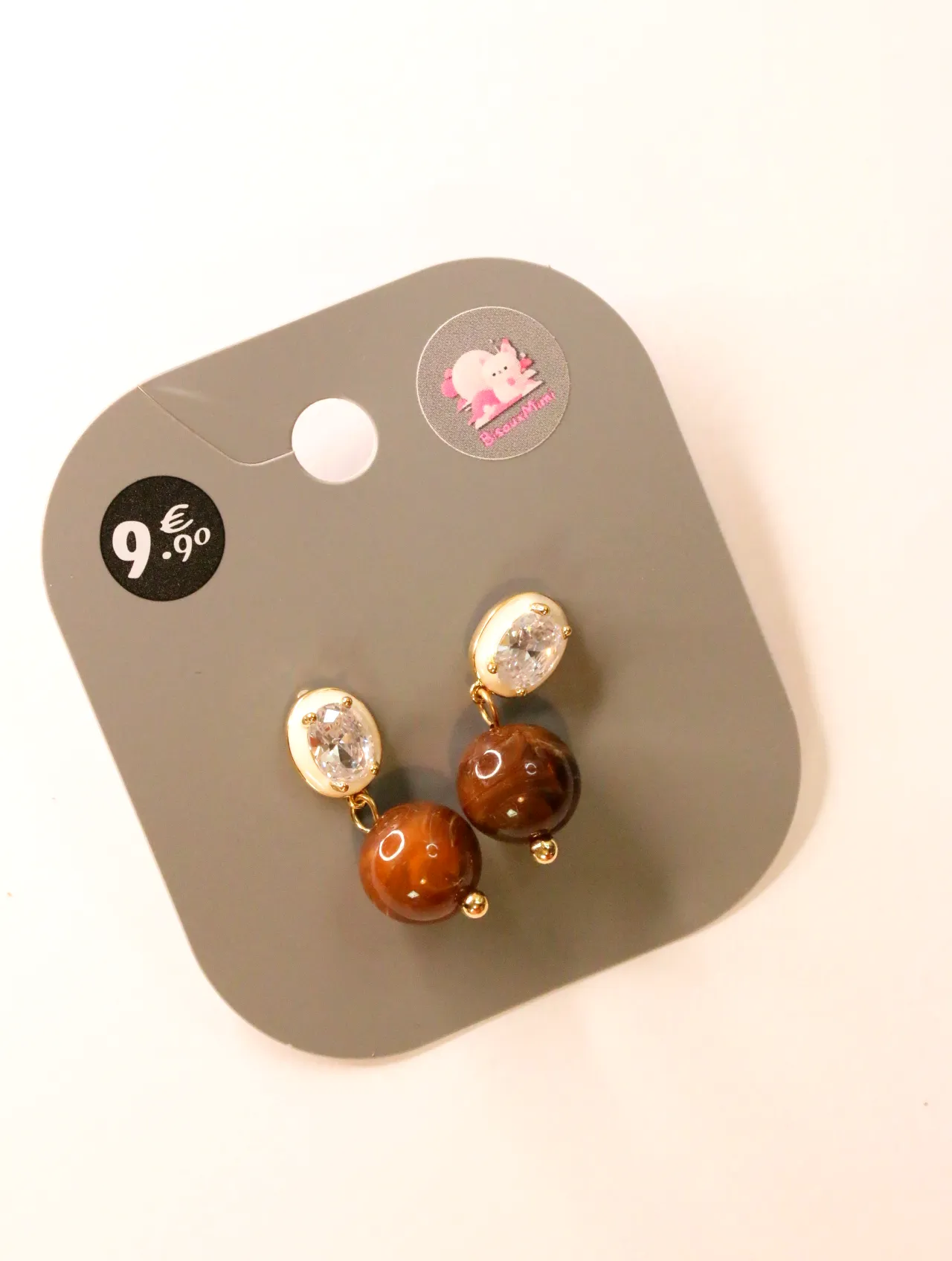 Pendientes colgantes dorados con cuentas efecto ámbar sobre tarjeta — pendientes para mujer, vista principal · Lola y Sol (24AE1070)