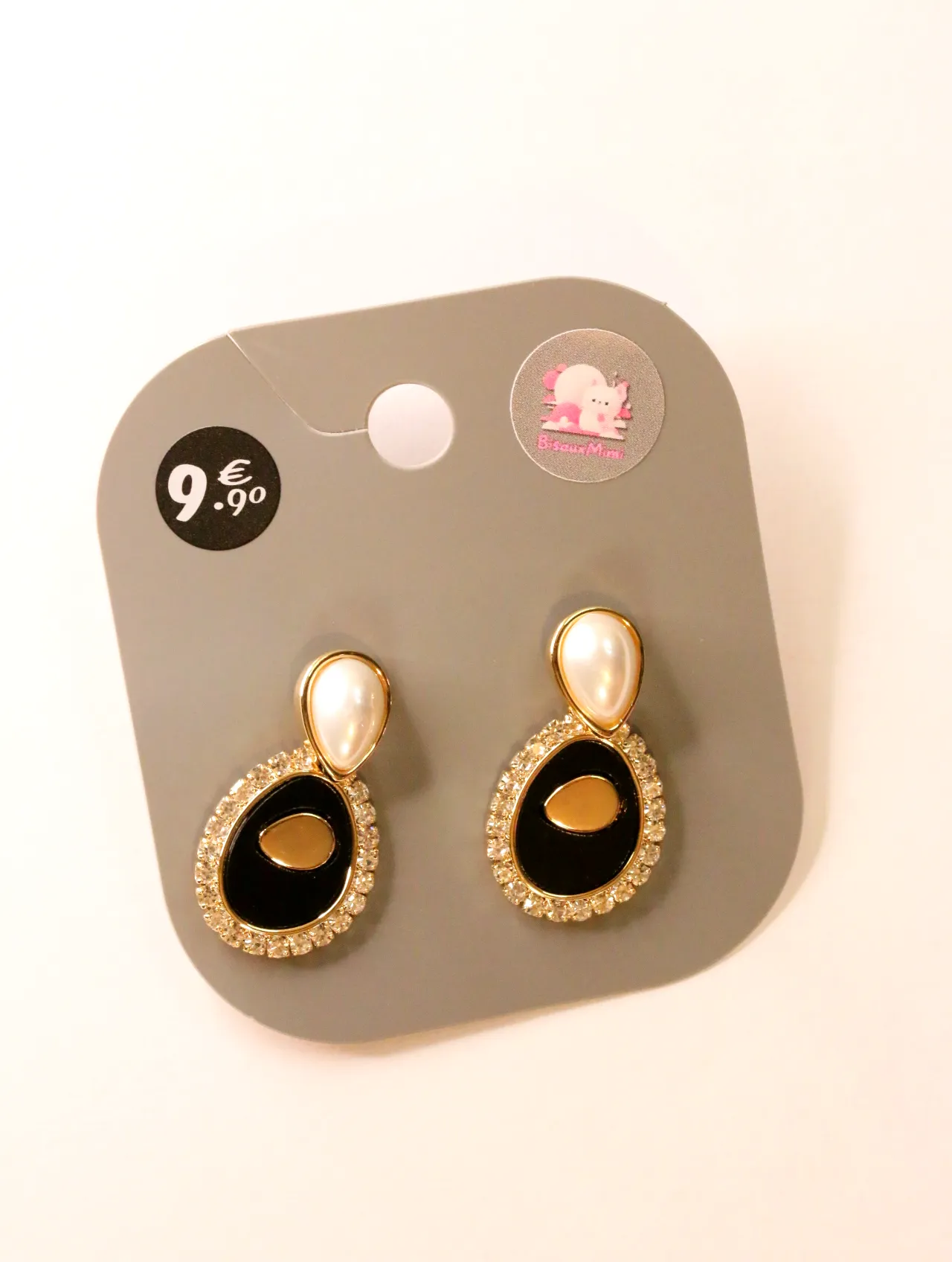 Pendientes de gota dorados con detalles negros y strass sobre tarjeta — pendientes para mujer, vista principal · Lola y Sol (24AE1071)