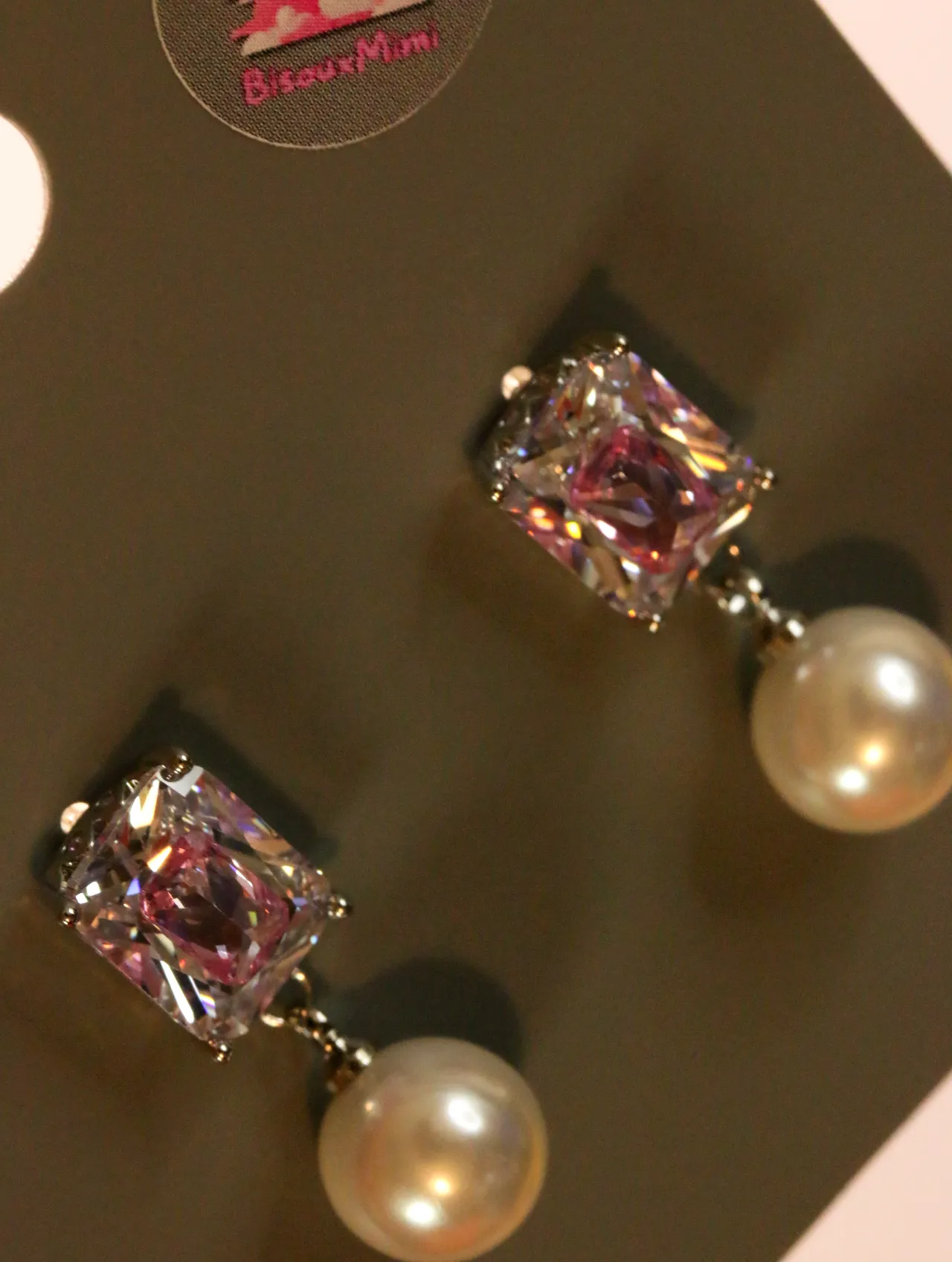 Detalle de pendientes con piedra rosa facetada y perla de imitación — pendientes para mujer, vista principal · Lola y Sol (24AE1082)