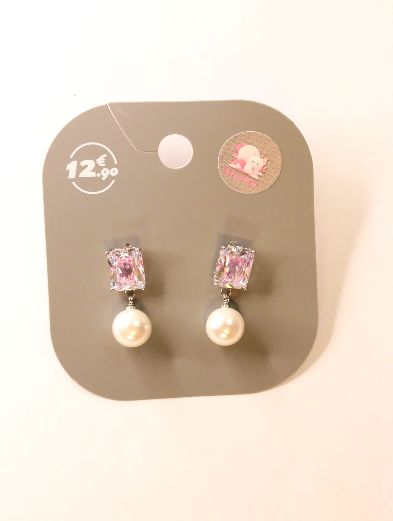 Pendientes de piedra rosa y perla de imitación sobre tarjeta — pendientes baratos, detalle · Lola y Sol (24AE1082)