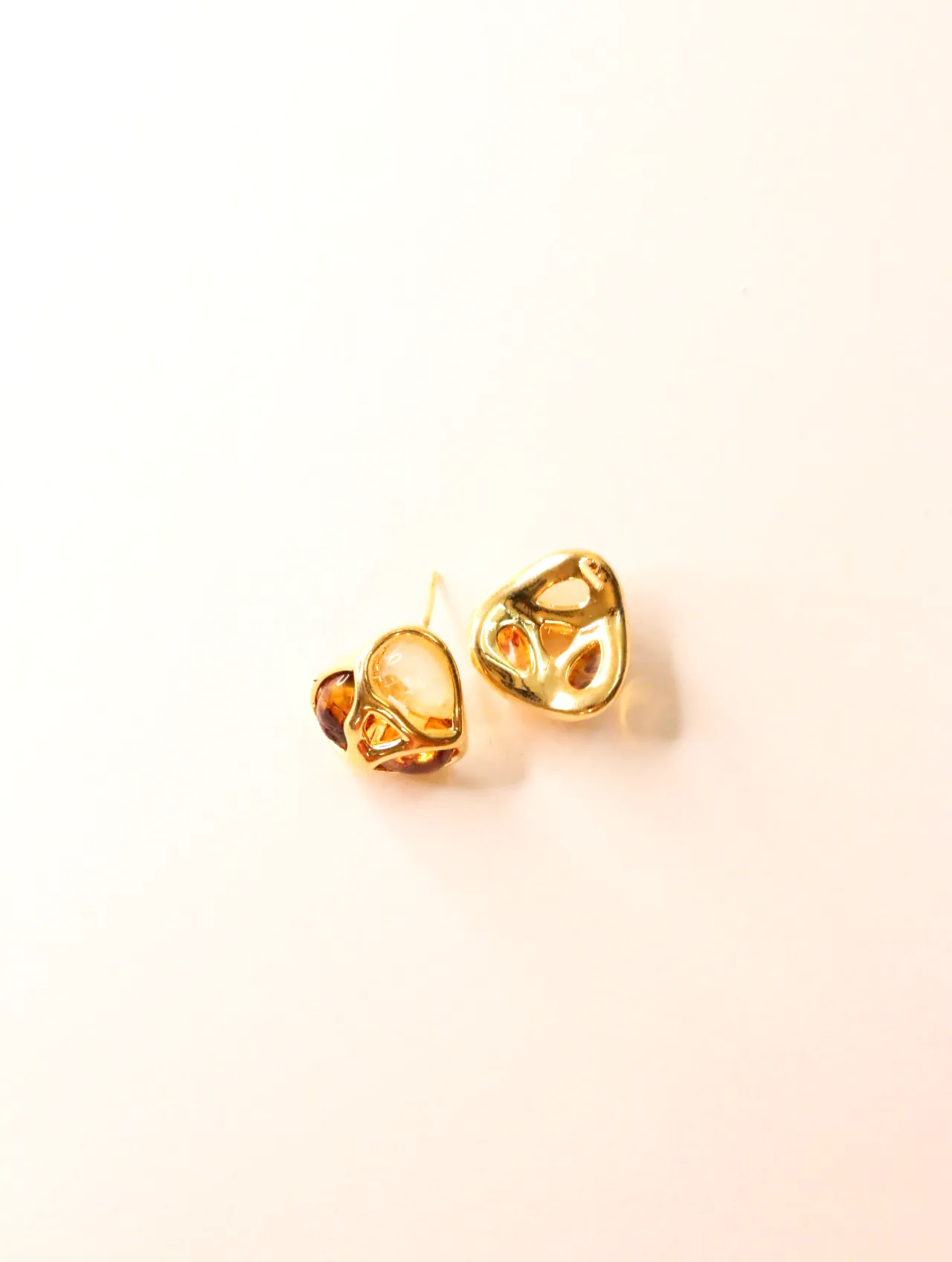 Reverso calado de los pendientes ovalados dorados — pendientes baratos, detalle · Lola y Sol (24AE1088)