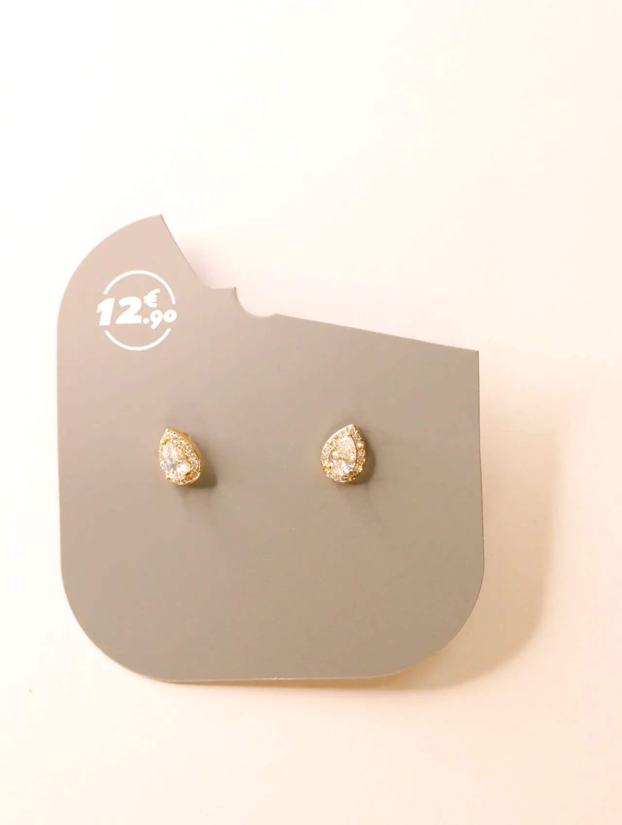 Pendientes de botón dorados en forma de gota sobre tarjeta — pendientes para mujer, vista principal · Lola y Sol (24AE1091)