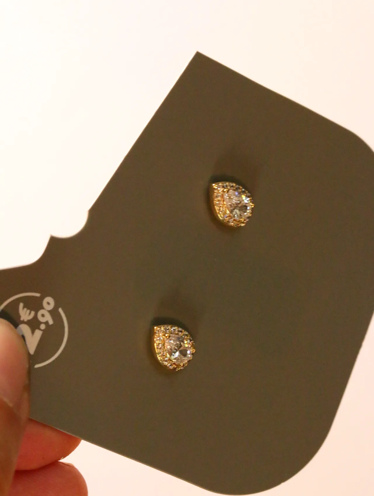 Detalle de pendientes de gota brillantes con borde dorado — pendientes baratos, detalle · Lola y Sol (24AE1091)