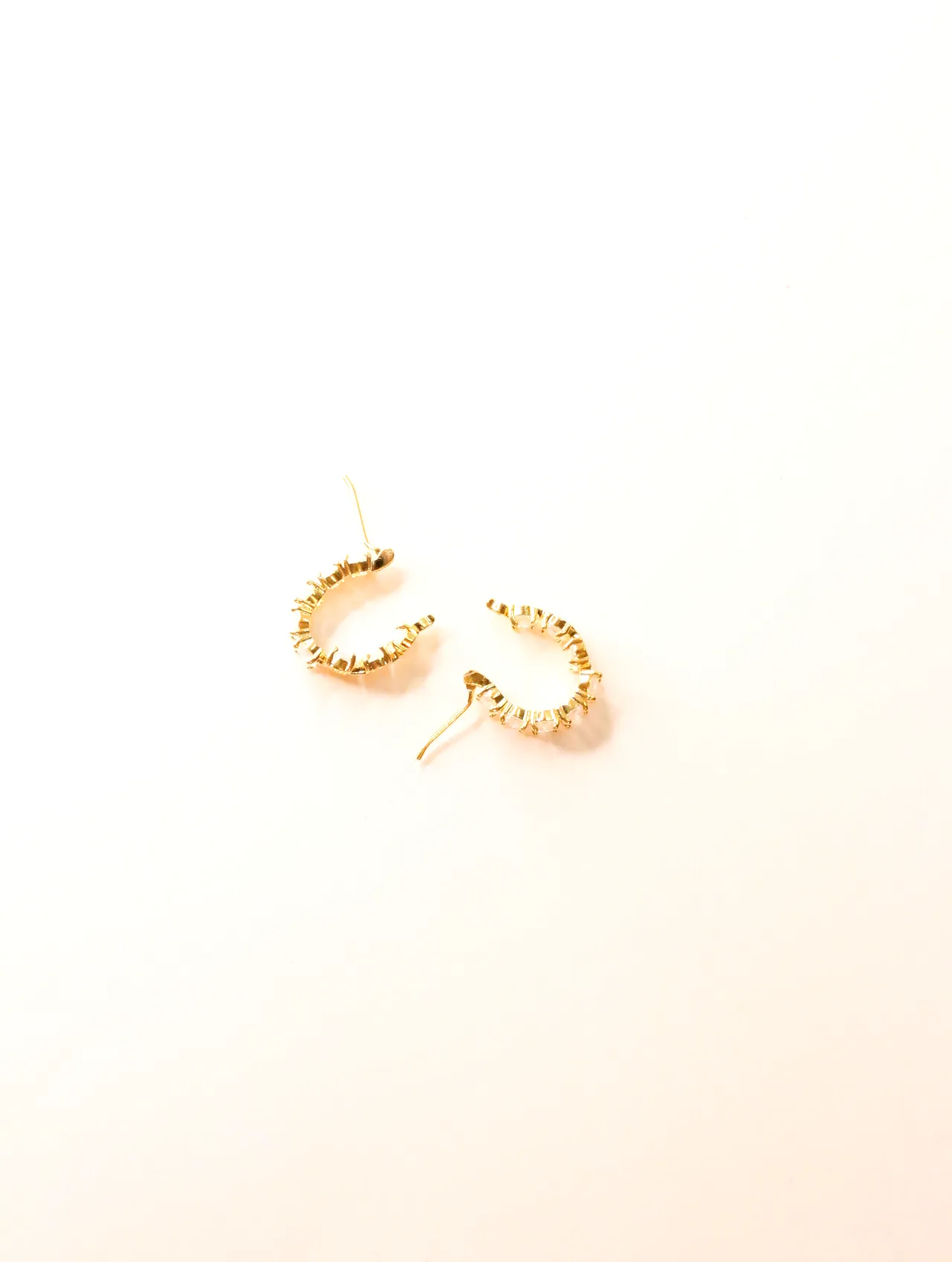 Pendientes de aro abierto dorados vistos por detrás — pendientes para mujer, vista principal · Lola y Sol (24AE1094)