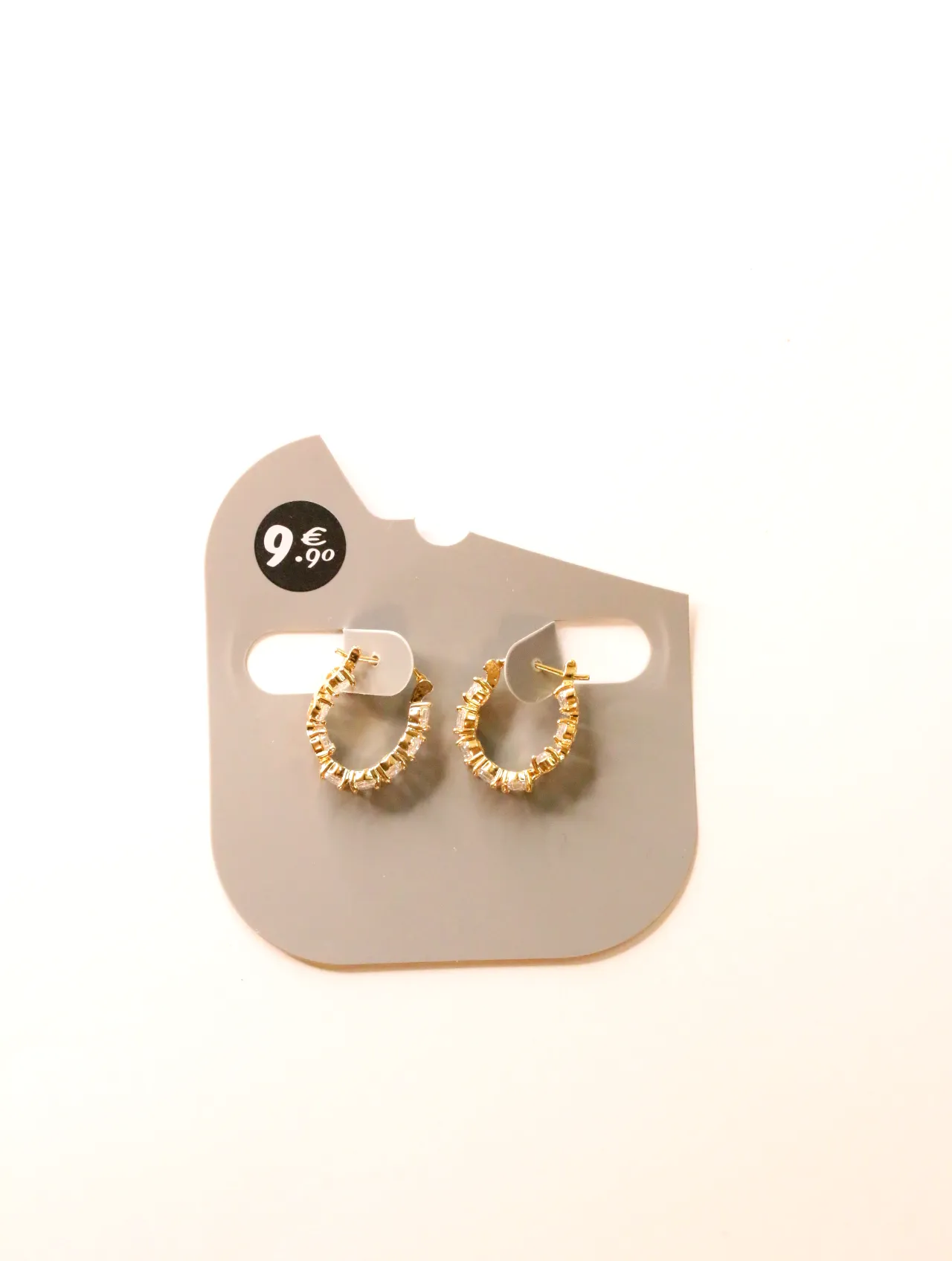 Pendientes de aro dorados con strass sobre tarjeta — pendientes baratos, detalle · Lola y Sol (24AE1094)