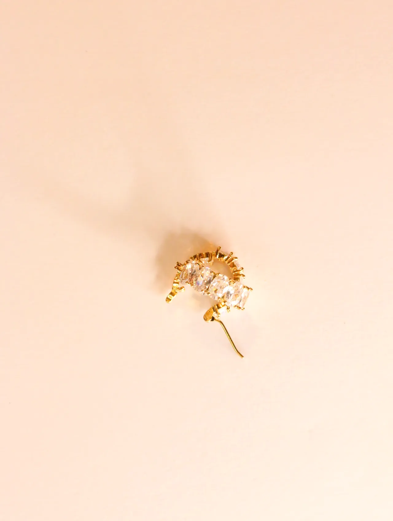 Detalle del strass transparente en los aros dorados — pendientes de moda, vista lateral · Lola y Sol (24AE1094)
