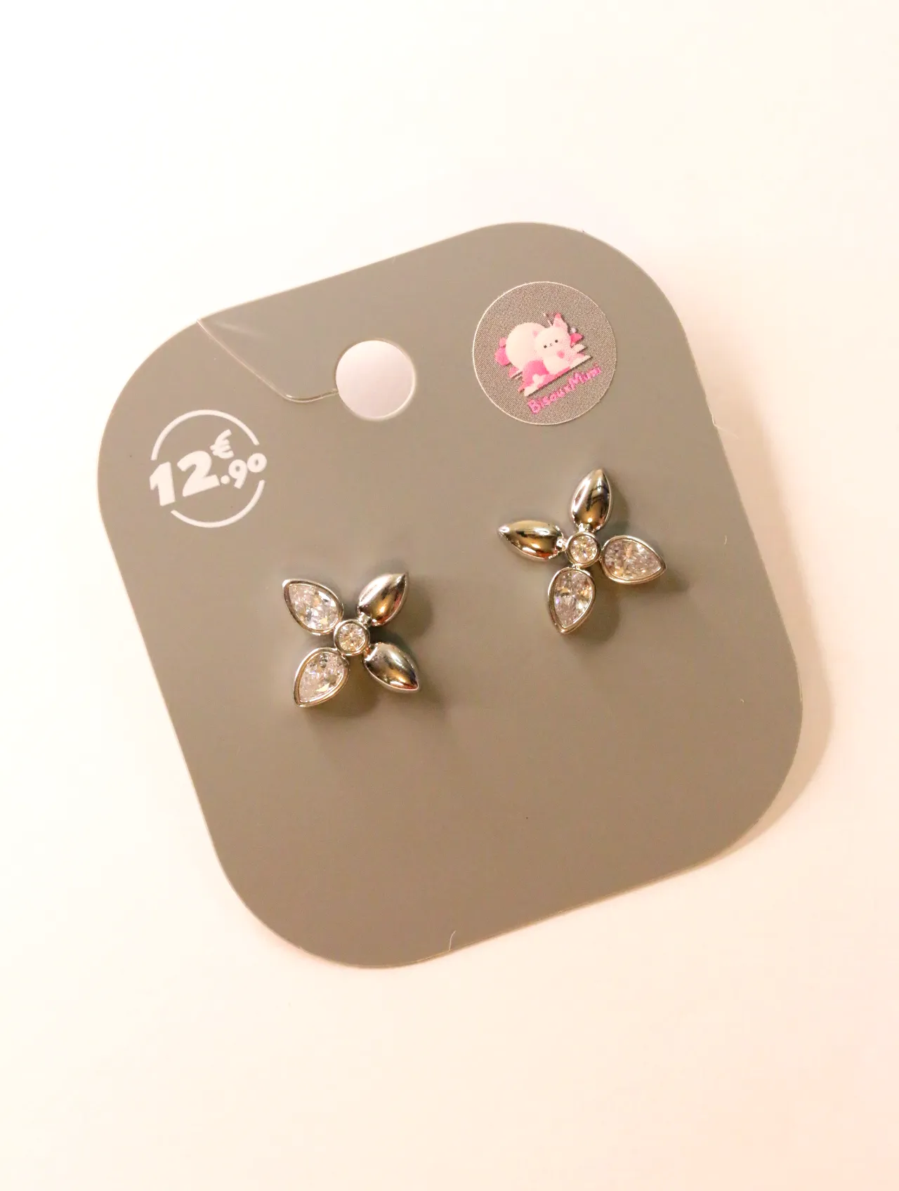 Pendientes florales con detalles brillantes sobre tarjeta — pendientes para mujer, vista principal · Lola y Sol (24AE1095)