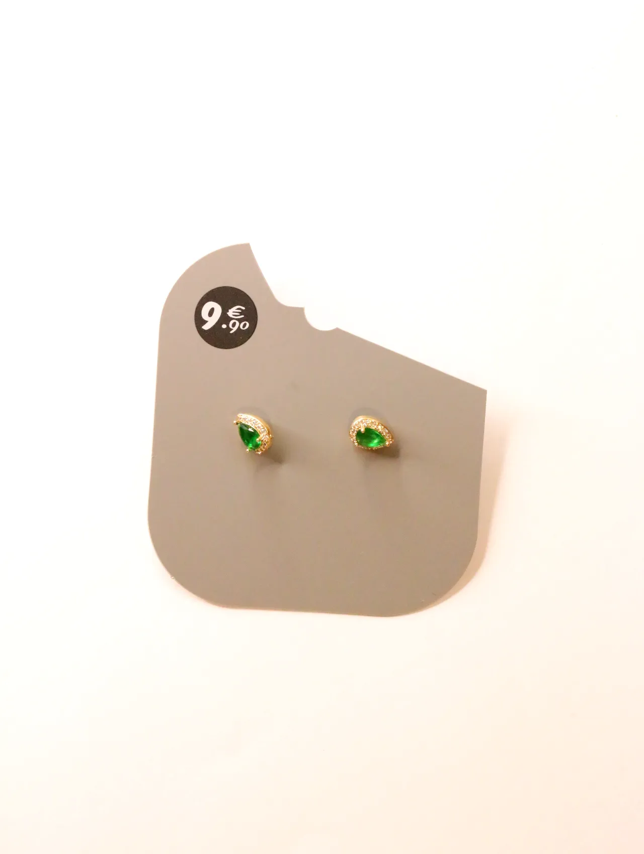 Pendientes de botón con gota verde y borde dorado sobre tarjeta — pendientes para mujer, vista principal · Lola y Sol (24AE1098)