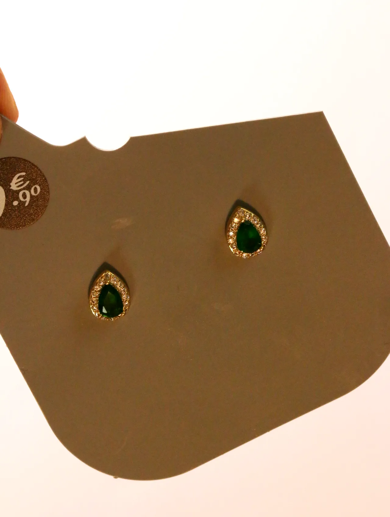 Detalle de pendientes de gota verde con bordes dorados texturizados — pendientes baratos, detalle · Lola y Sol (24AE1098)