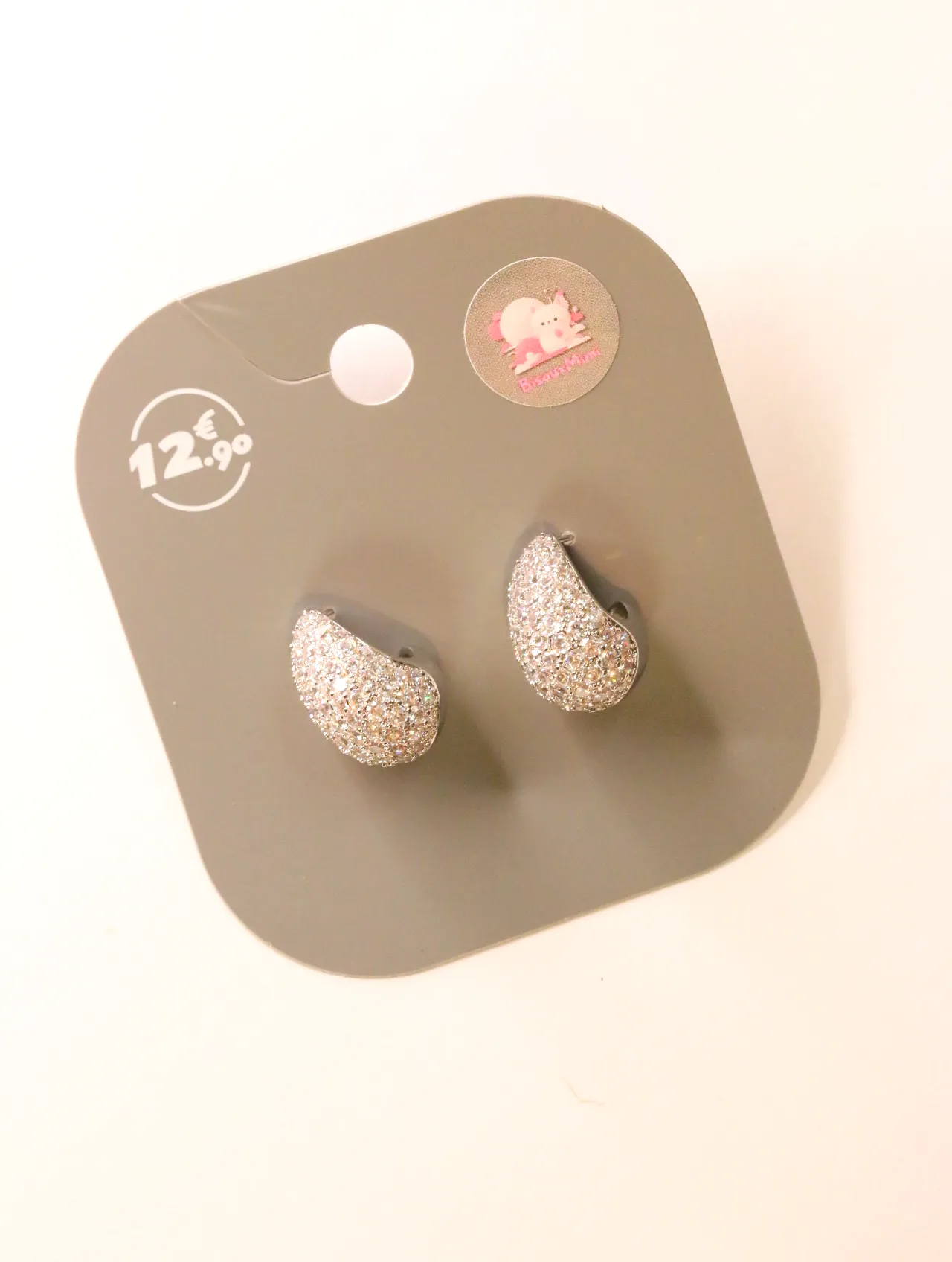 Pendientes de gota brillantes sobre tarjeta — pendientes para mujer, puestos en la oreja · Lola y Sol (24AE1099)