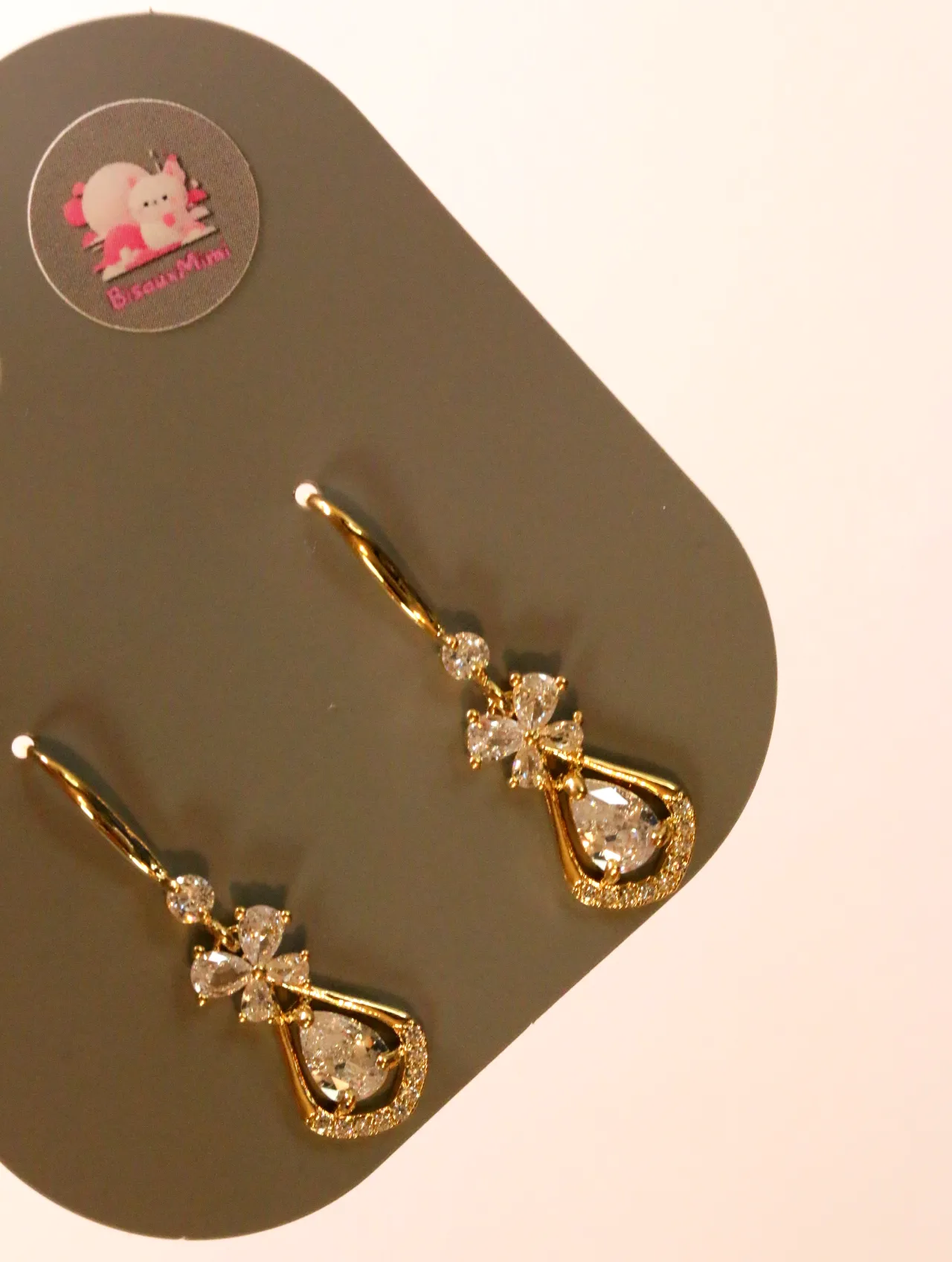 Detalle de pendientes de flor y lágrima con piedras transparentes brillantes — pendientes baratos, detalle · Lola y Sol (24AE1201)