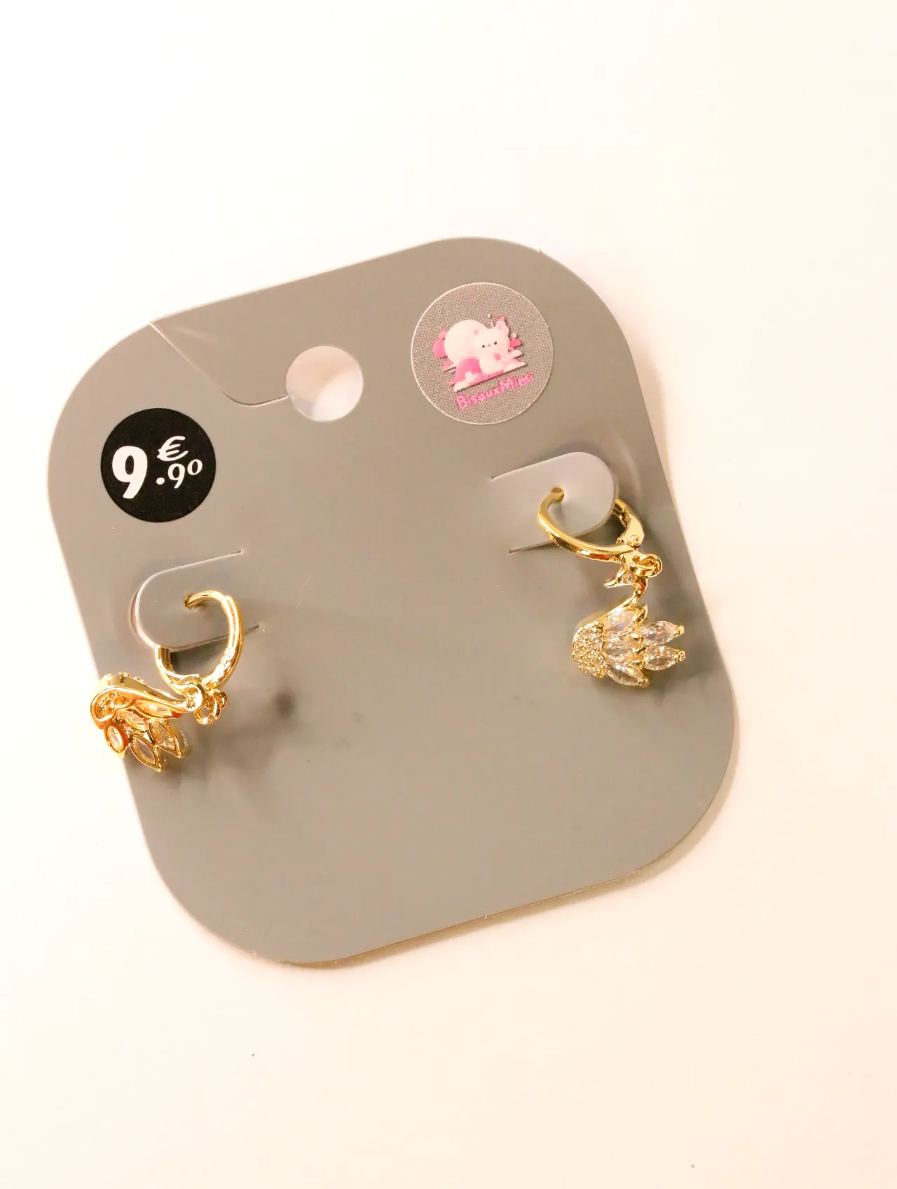 Pendientes de aro dorados con colgantes brillantes sobre tarjeta — pendientes para mujer, vista principal · Lola y Sol (24AE1202)