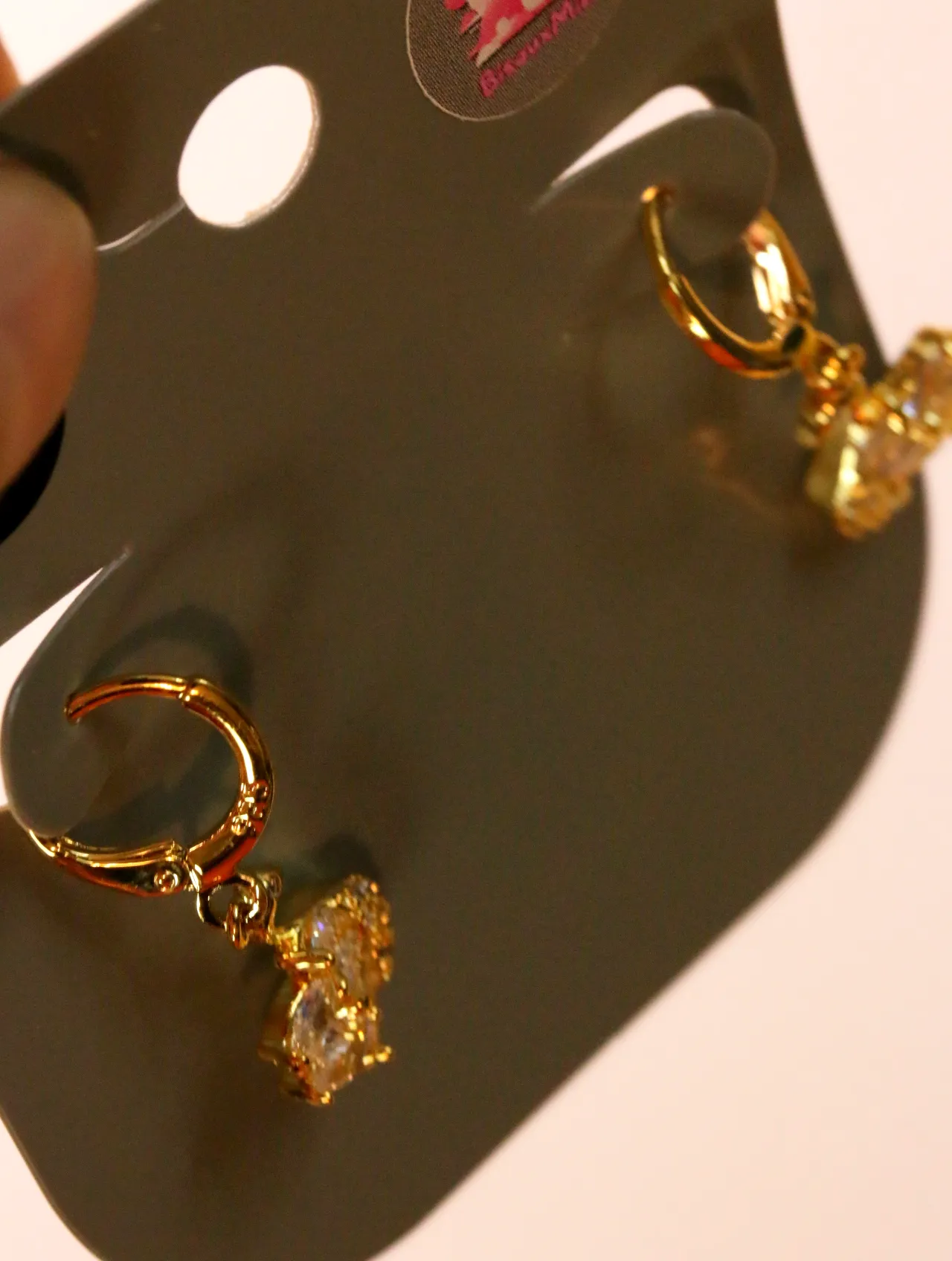 Detalle de los aros dorados y los colgantes brillantes — pendientes baratos, detalle · Lola y Sol (24AE1202)