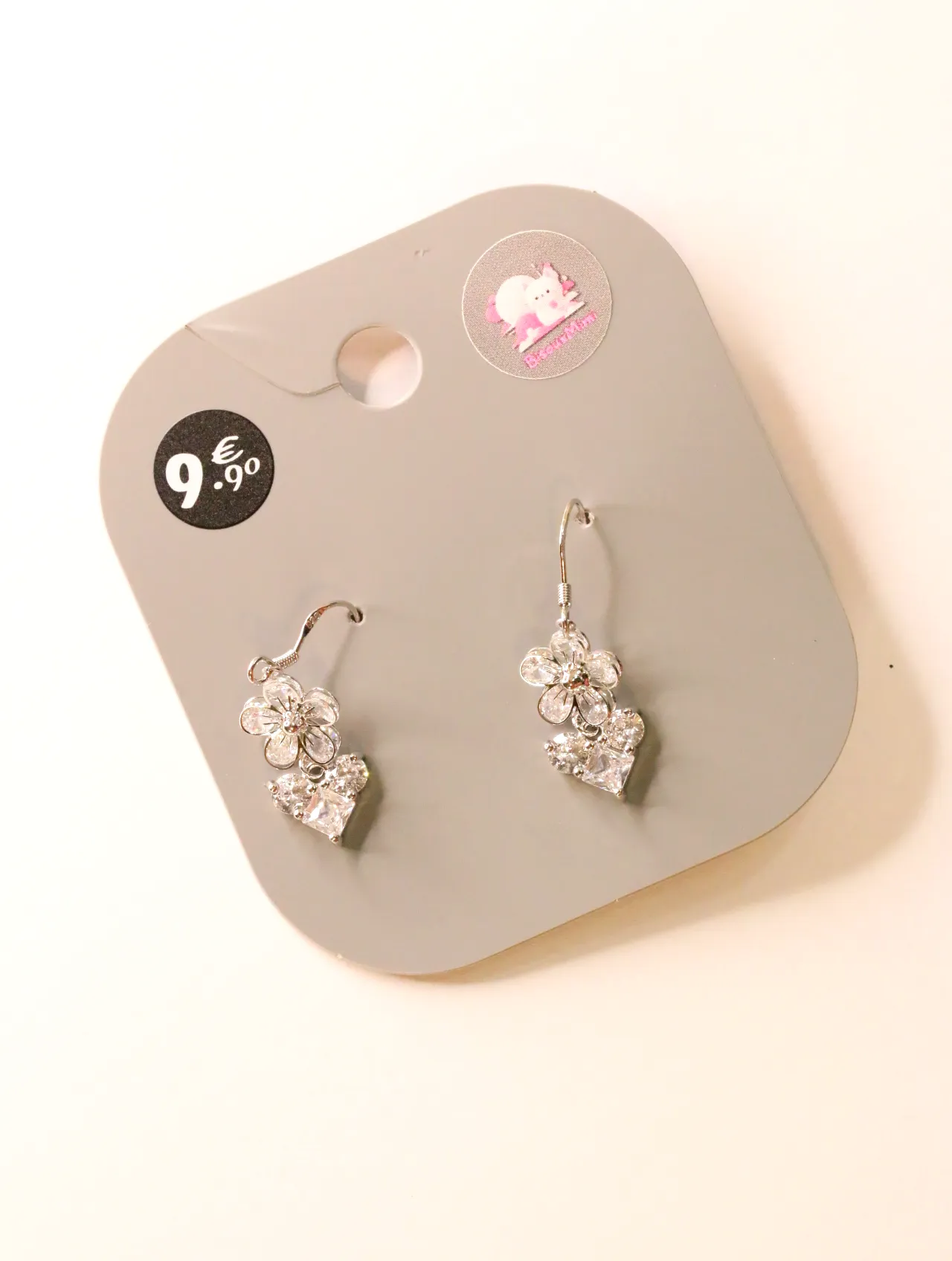 Pendientes colgantes plateados de flor y corazón sobre tarjeta — pendientes para mujer, vista principal · Lola y Sol (24AE1203)