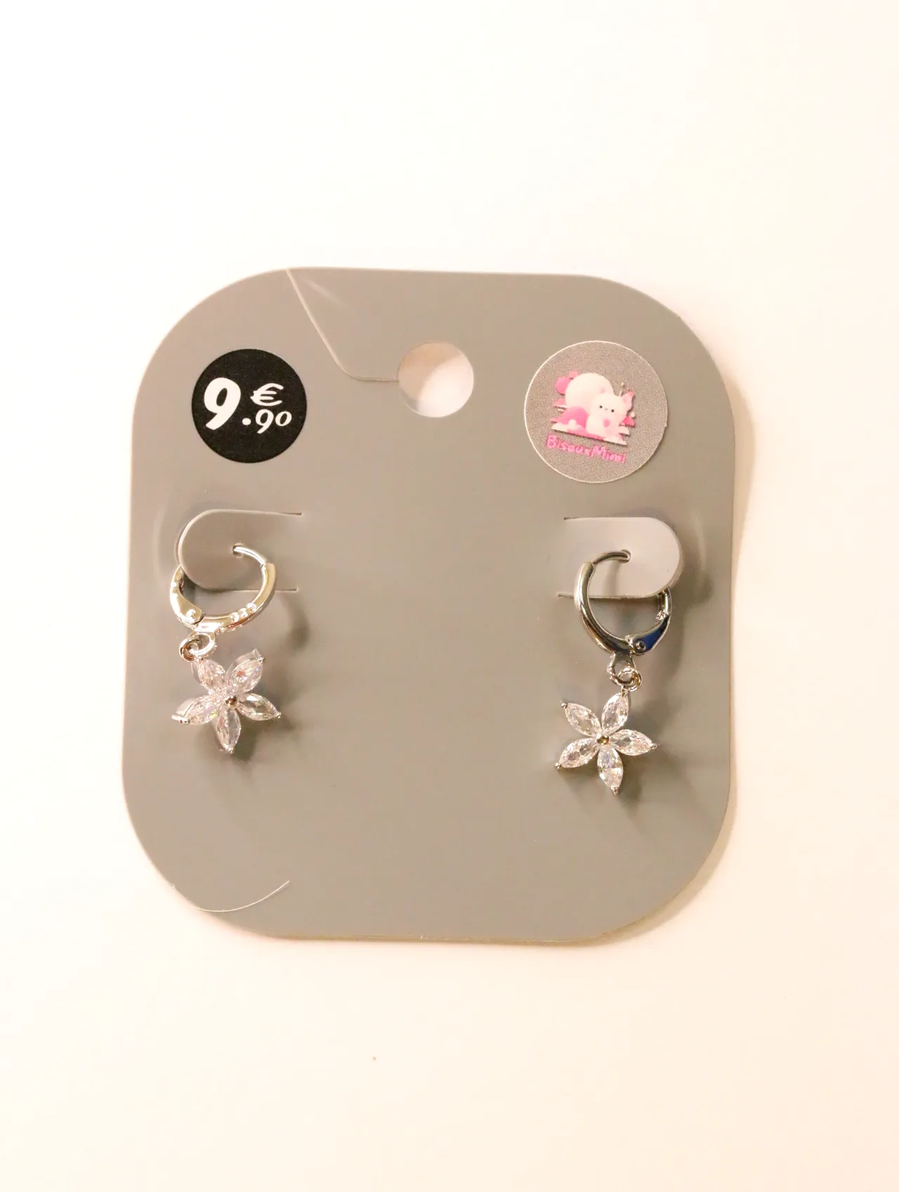 Pendientes de aro plateados con flores brillantes sobre tarjeta — pendientes para mujer, vista principal · Lola y Sol (24AE1214)
