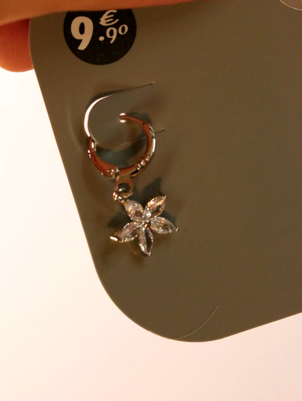 Detalle de pendiente de aro plateado con flor brillante colgante — pendientes baratos, detalle · Lola y Sol (24AE1214)
