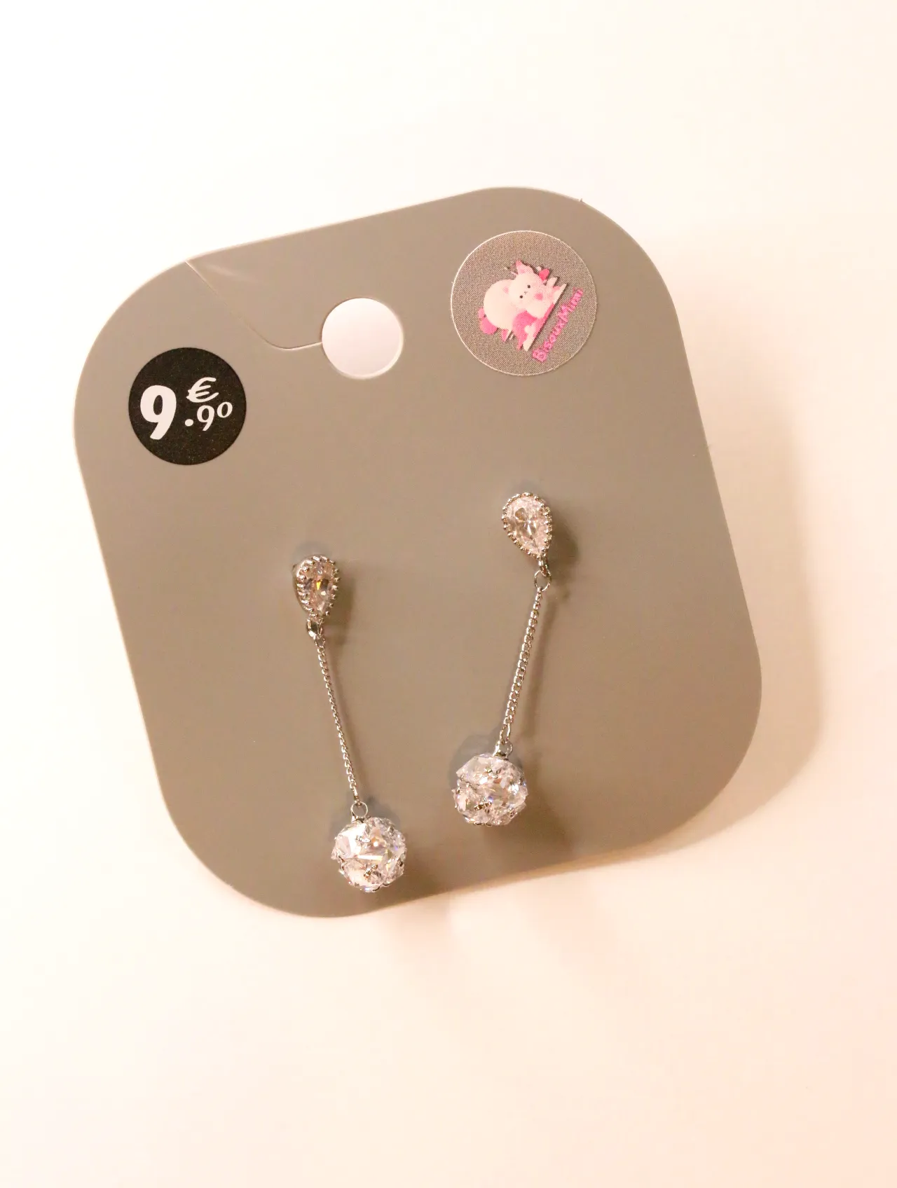Pendientes largos plateados con brillo sobre tarjeta — pendientes para mujer, vista principal · Lola y Sol (24AE1215)