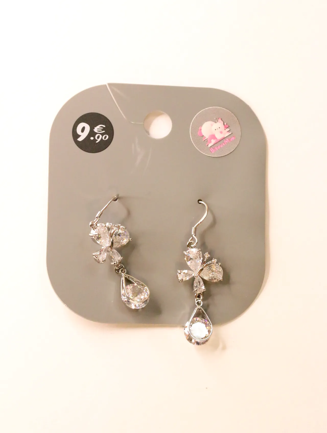 Pendientes plateados con flores y gotas sobre tarjeta — pendientes para mujer, vista principal · Lola y Sol (24AE1217)