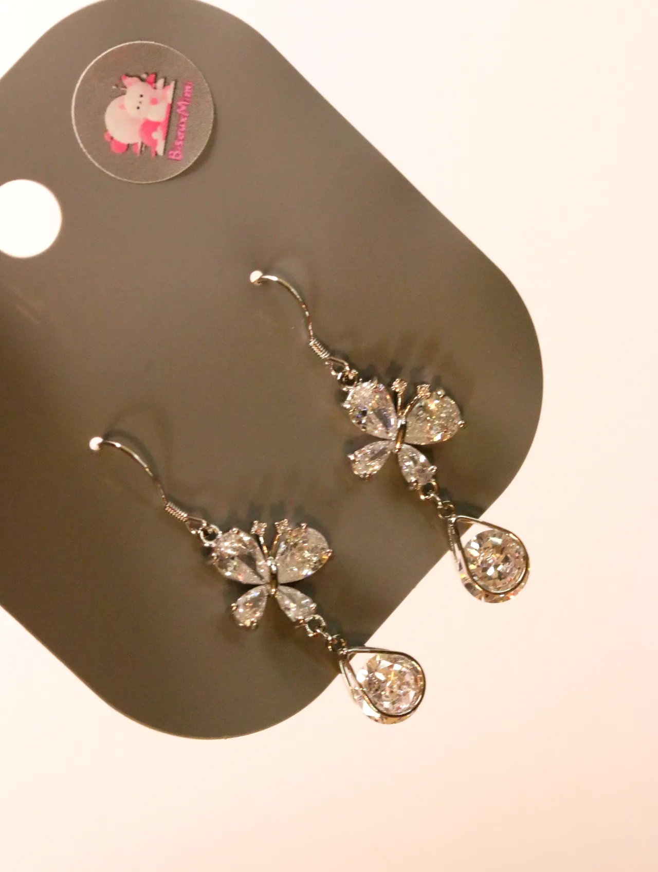 Detalle de pendientes florales brillantes con gotas colgantes — pendientes baratos, detalle · Lola y Sol (24AE1217)