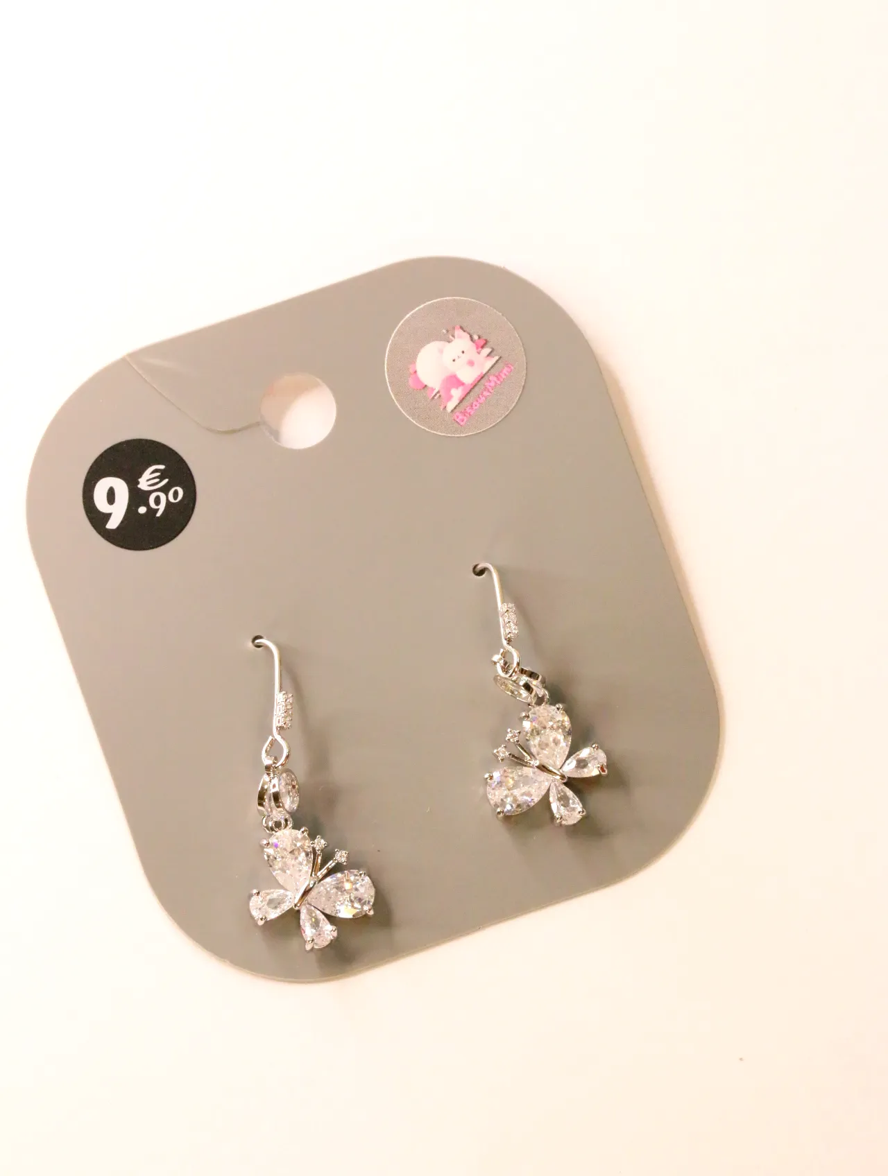 Pendientes de mariposa plateados con strass transparente sobre tarjeta — pendientes para mujer, vista principal · Lola y Sol (24AE1222)