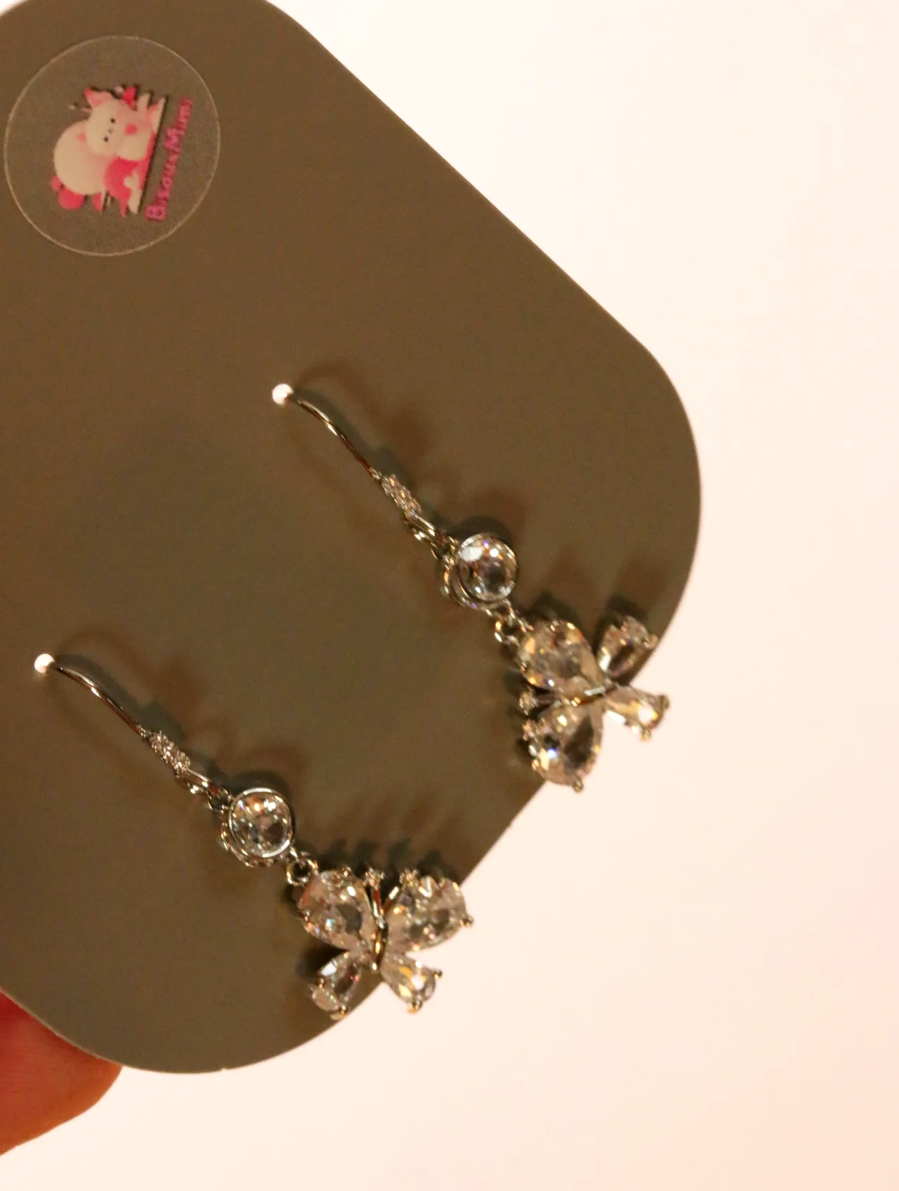 Detalle de pendientes de mariposa con strass y cierre de gancho — pendientes baratos, detalle · Lola y Sol (24AE1222)