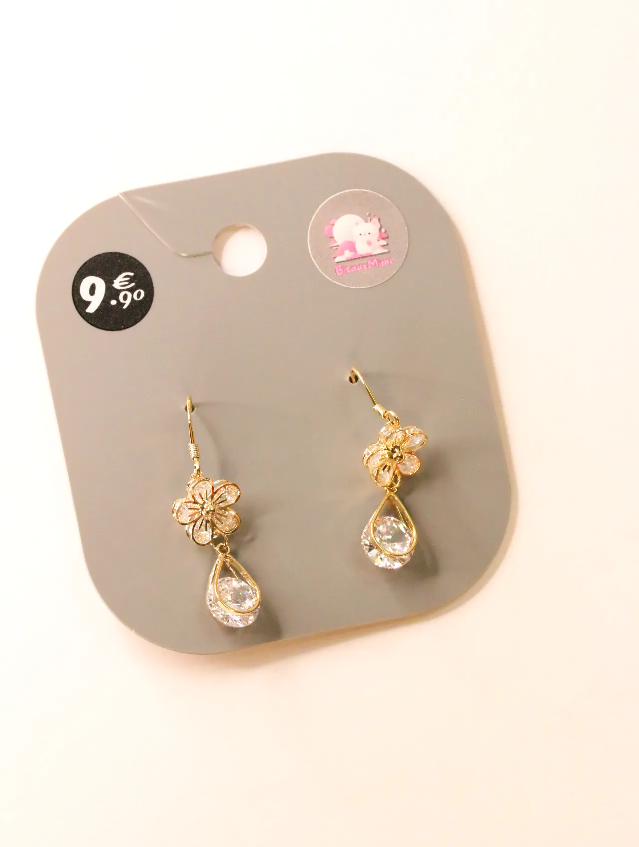 Pendientes dorados de flor y gota sobre tarjeta — pendientes para mujer, vista principal · Lola y Sol (24AE1223)