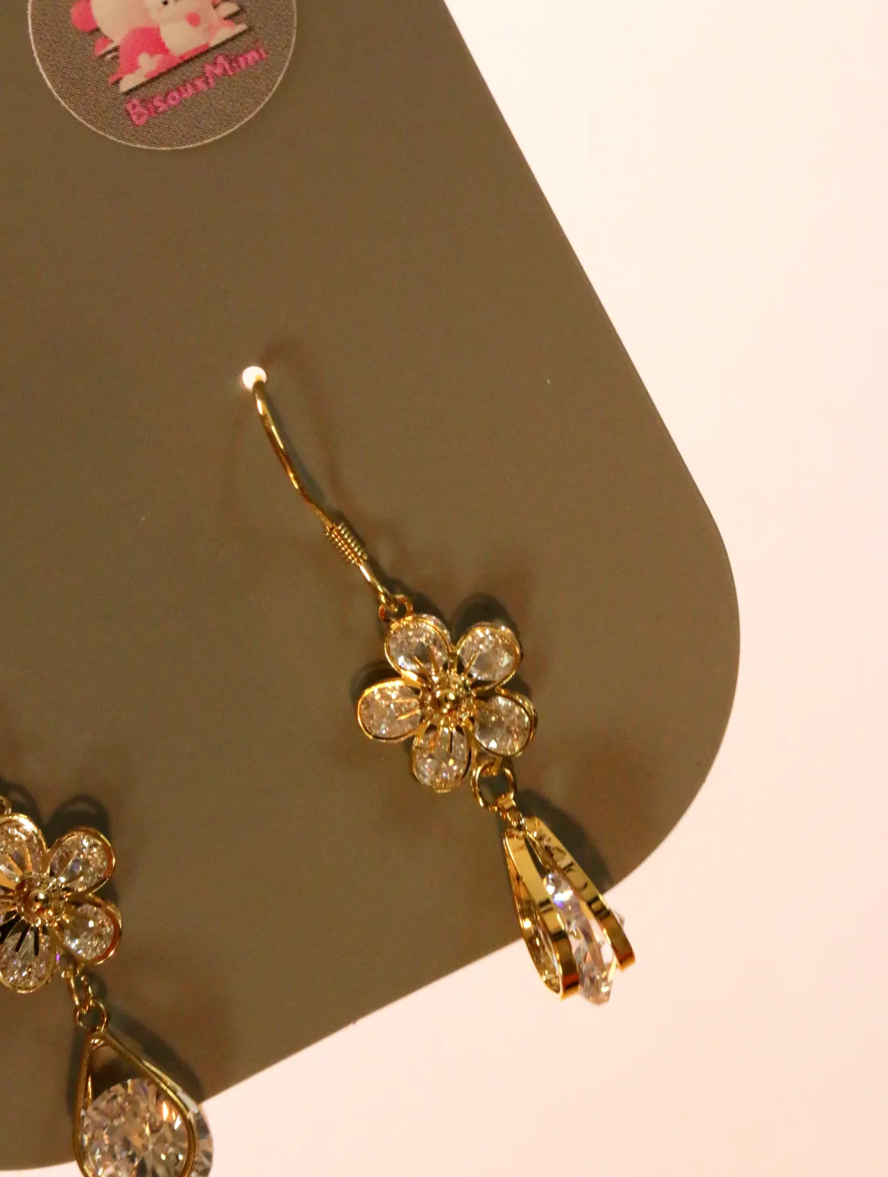 Detalle del motivo floral y la gota transparente — pendientes baratos, detalle · Lola y Sol (24AE1223)