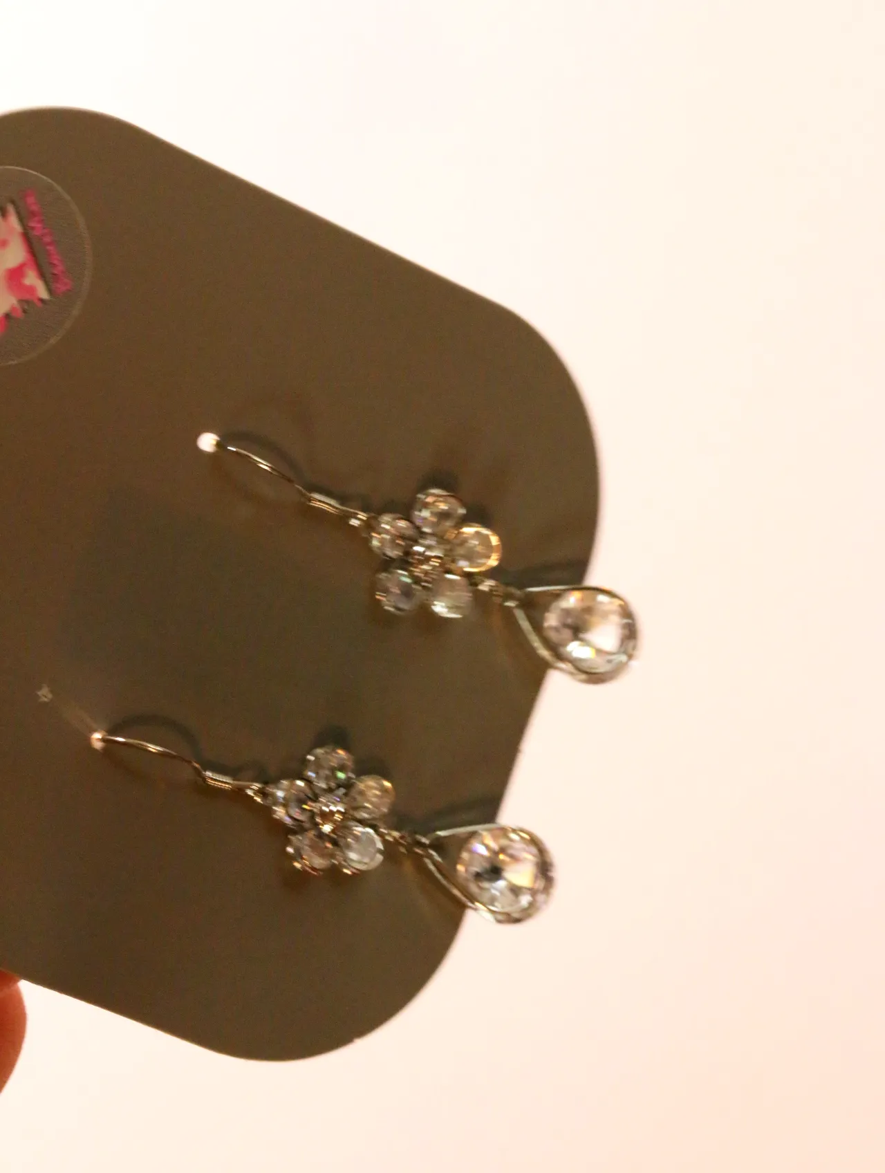 Detalle de las flores brillantes y los colgantes de lágrima — pendientes baratos, detalle · Lola y Sol (24AE1224)