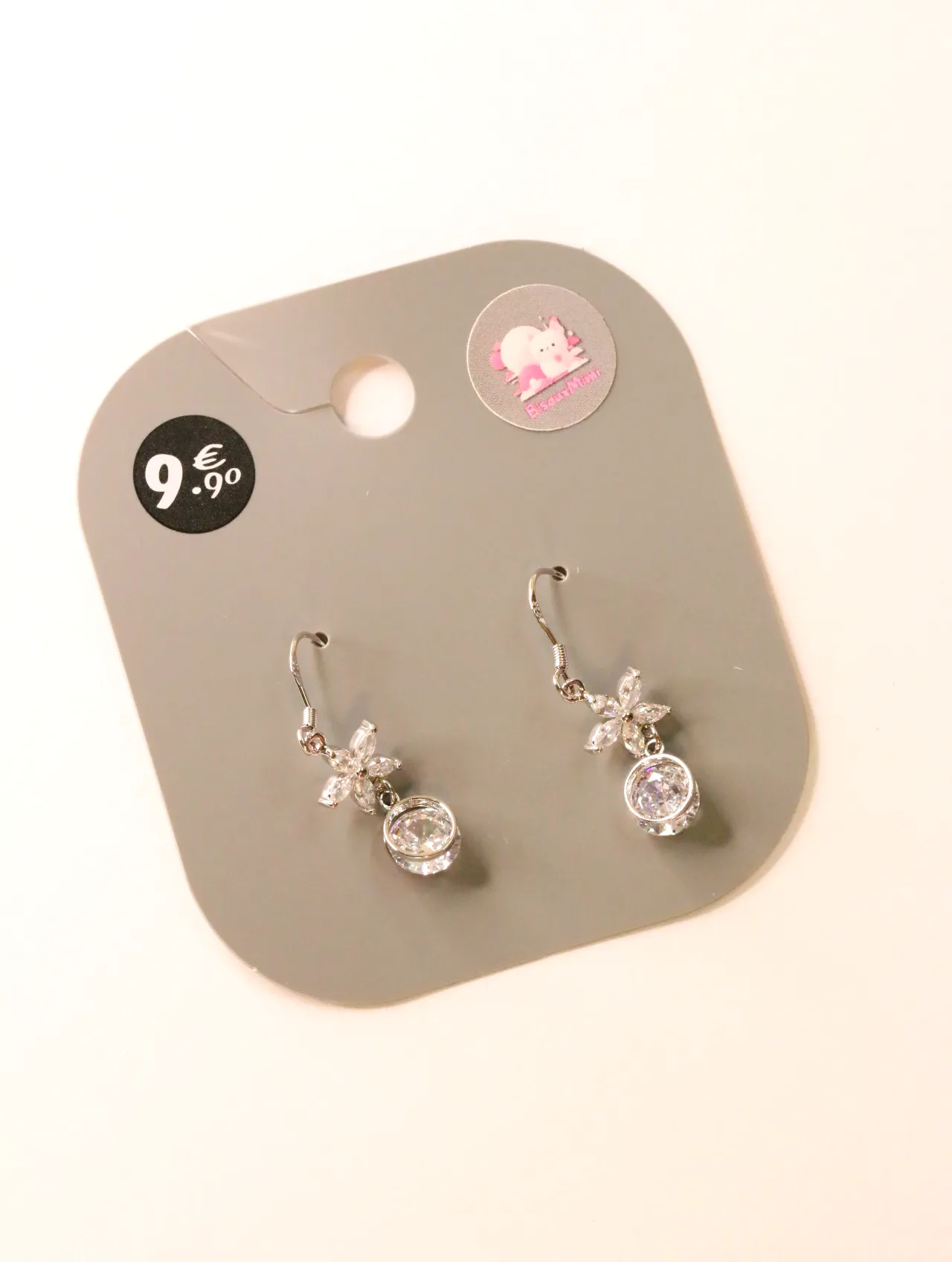 Pendientes colgantes plateados con flores sobre tarjeta — pendientes para mujer, vista principal · Lola y Sol (24AE1227)