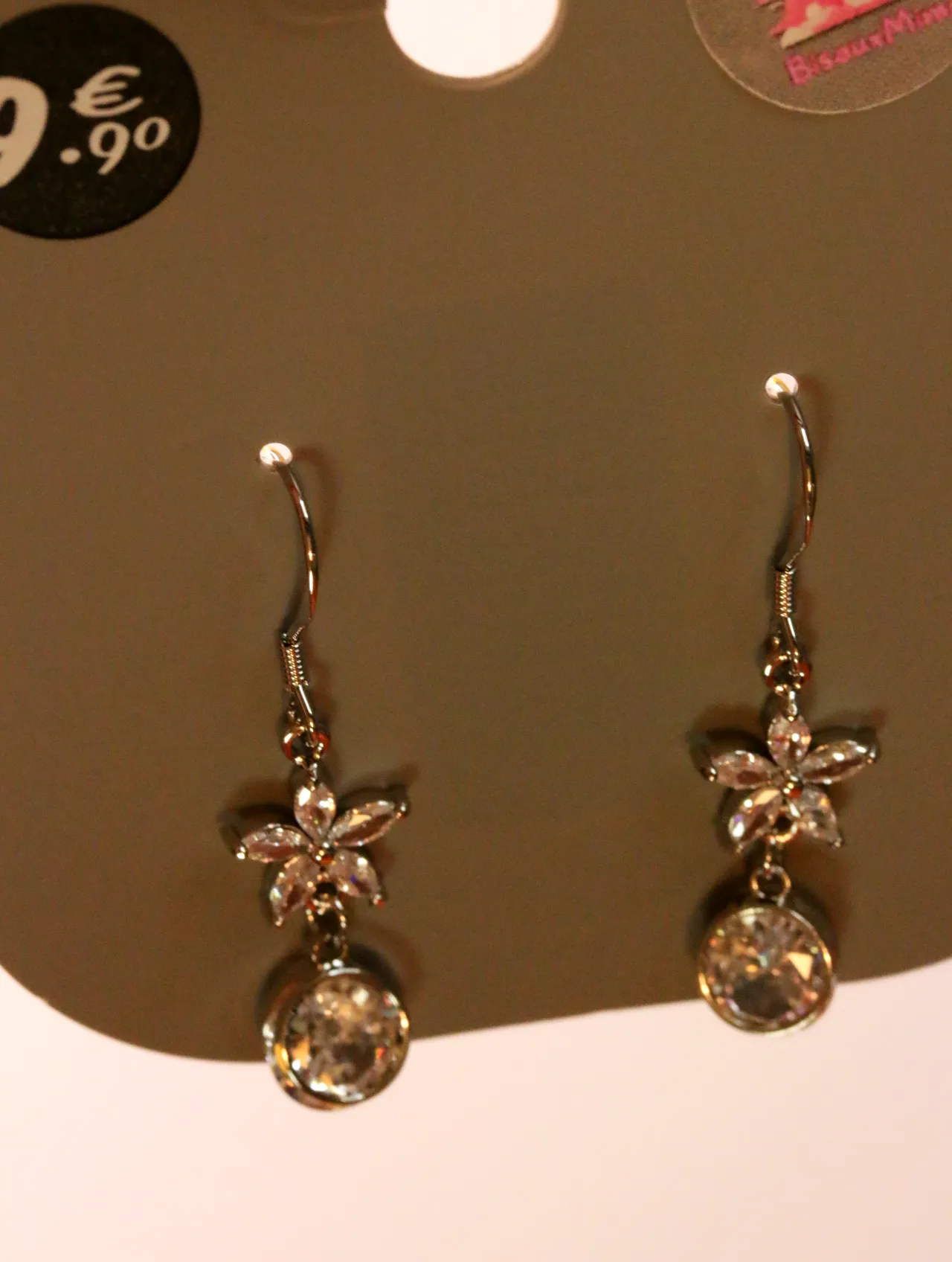 Detalle de pendientes florales con colgantes transparentes facetados — pendientes baratos, detalle · Lola y Sol (24AE1227)