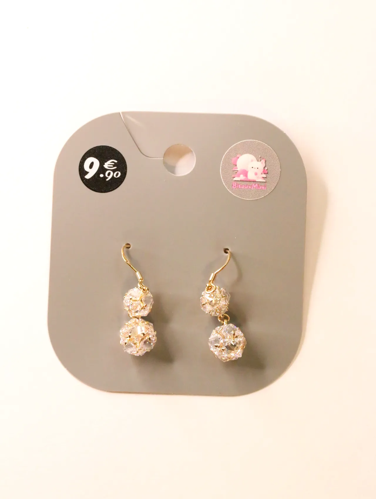 Pendientes colgantes dorados con flor sobre tarjeta — pendientes para mujer, vista principal · Lola y Sol (24AE1230)