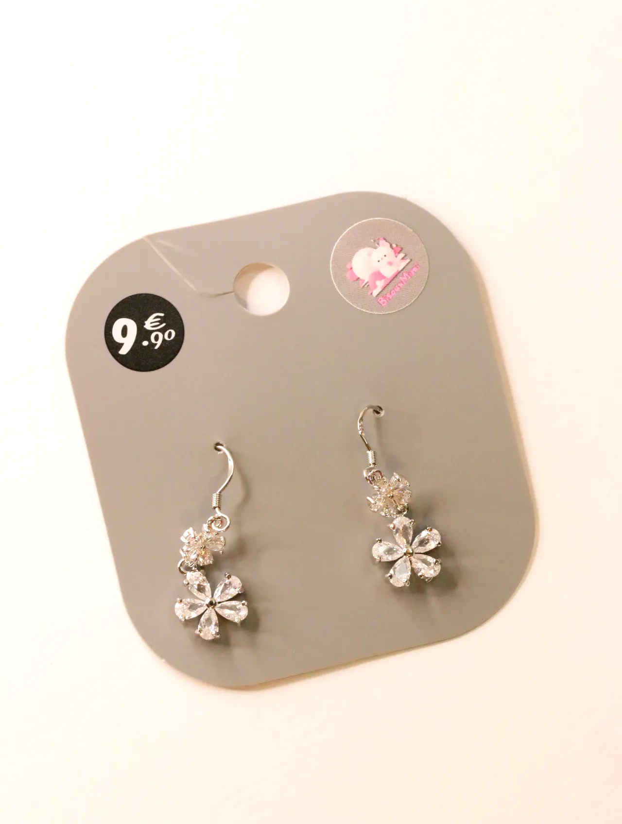 Pendientes colgantes de flores con strass transparente sobre tarjeta — pendientes para mujer, vista principal · Lola y Sol (24AE1233)