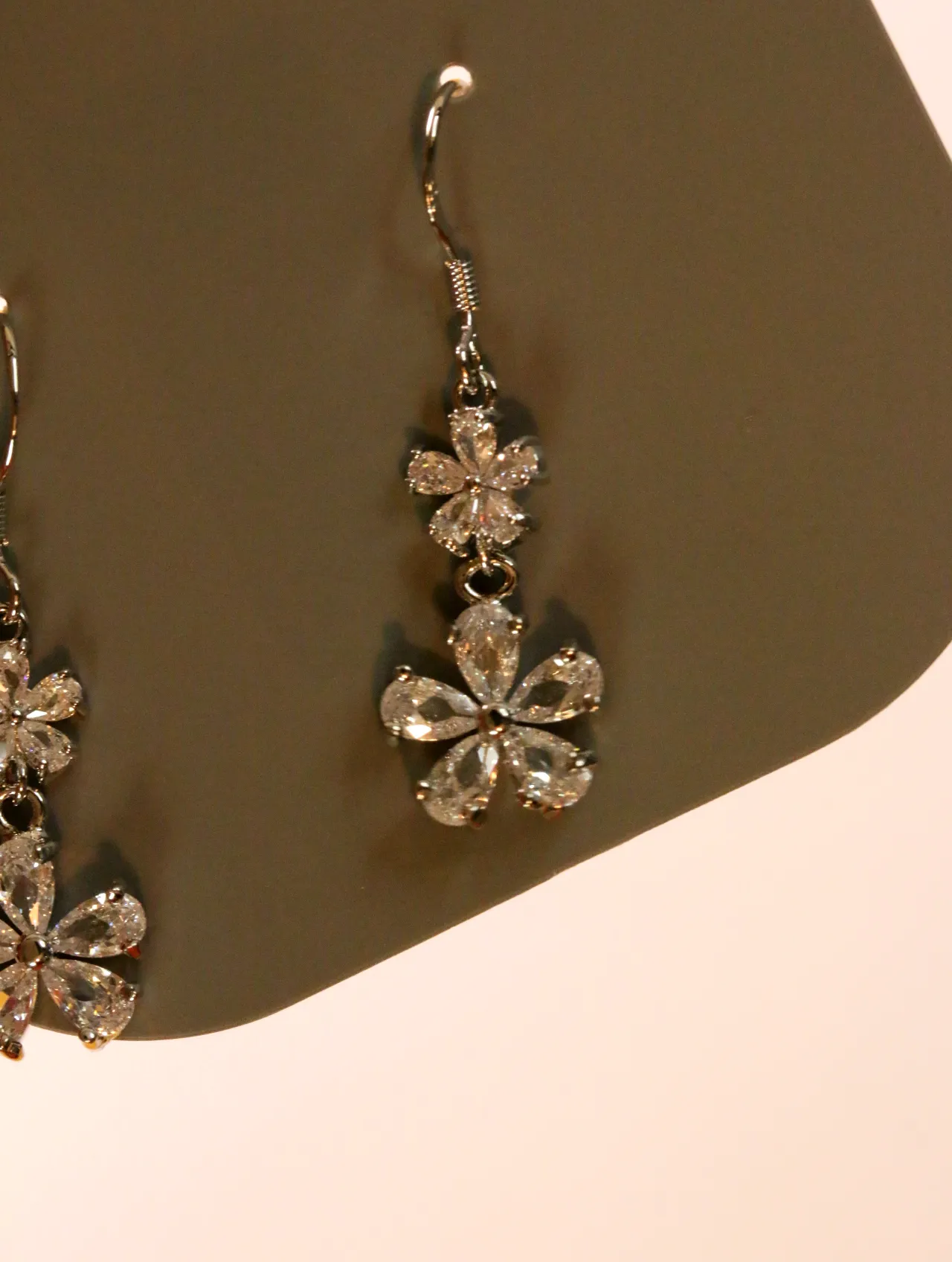 Detalle de las flores con strass y el cierre de gancho — pendientes baratos, detalle · Lola y Sol (24AE1233)