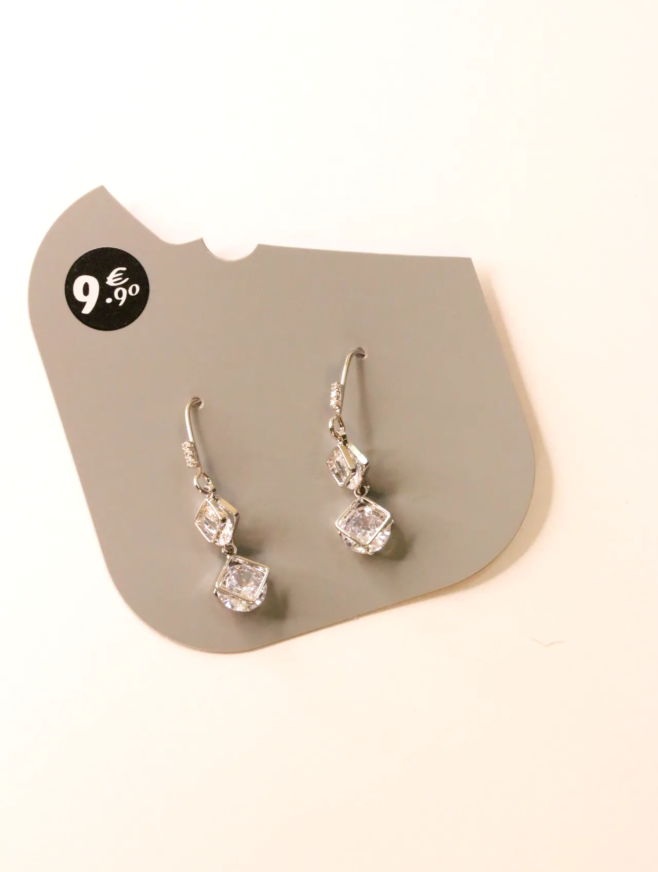 Pendientes colgantes geométricos plateados sobre tarjeta — pendientes para mujer, vista principal · Lola y Sol (24AE1239)