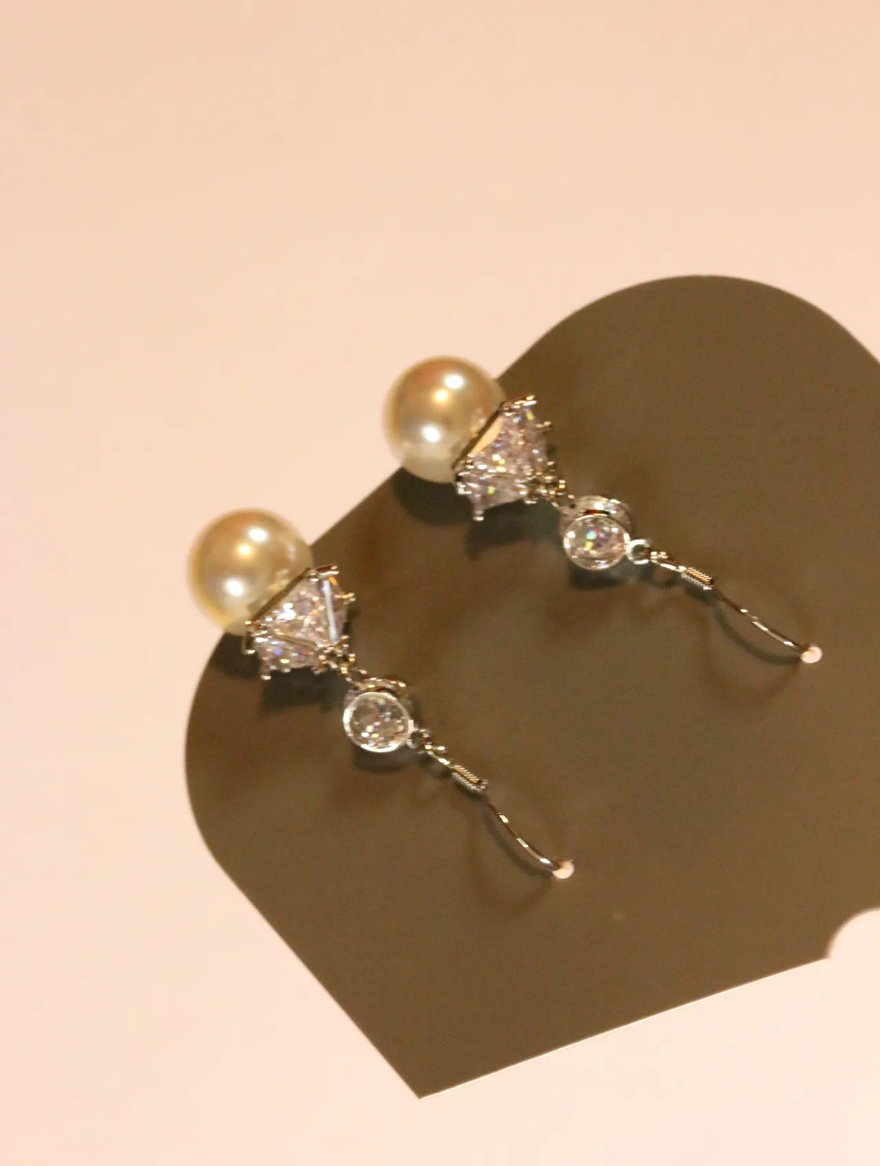Pendientes con perlas de imitación y piedras brillantes sobre tarjeta — pendientes para mujer, vista principal · Lola y Sol (24AE1247)