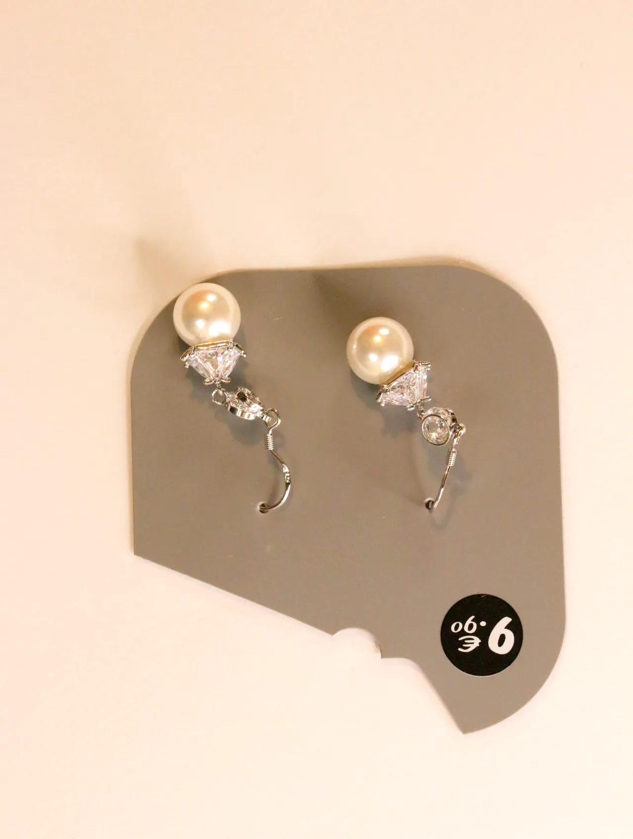Pendientes colgantes en tarjeta con precio impreso — pendientes baratos, detalle · Lola y Sol (24AE1247)