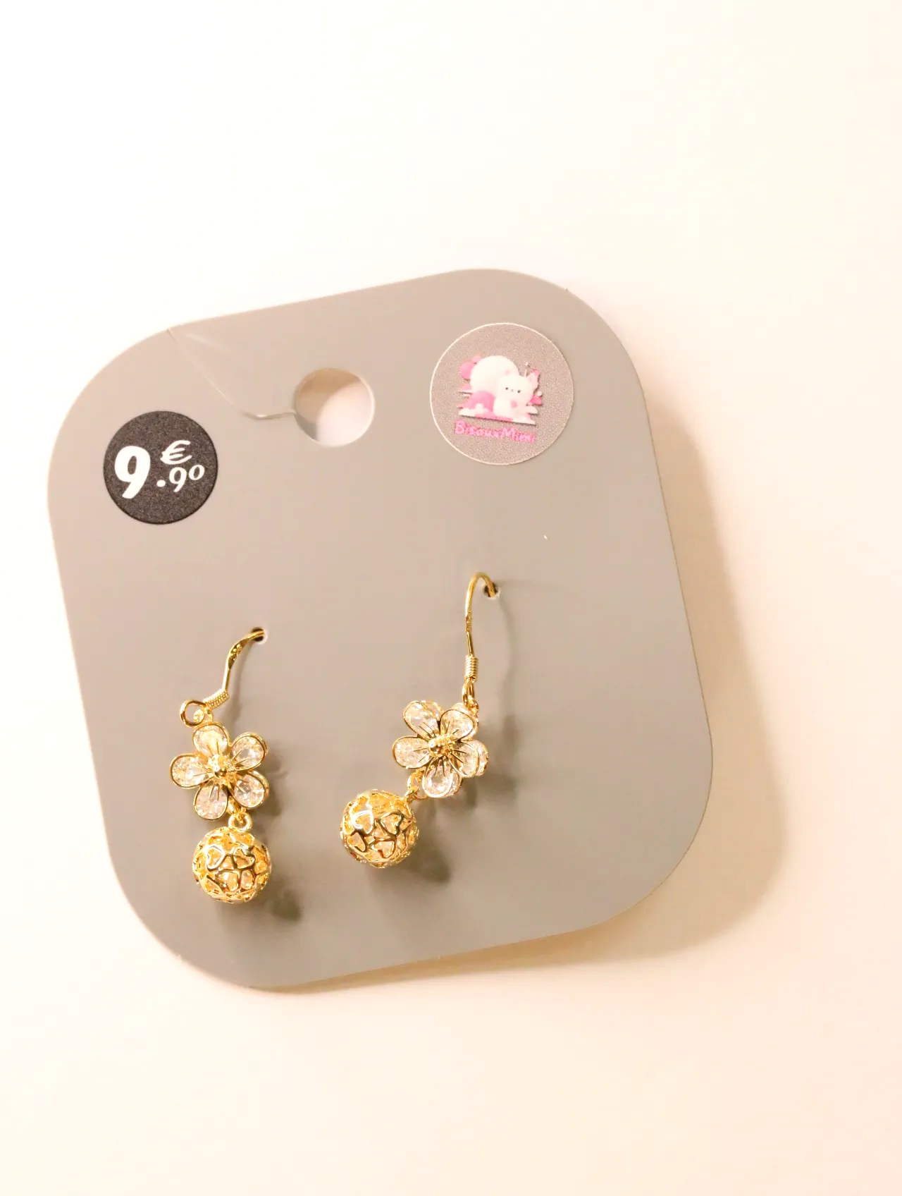 Pendientes colgantes dorados con flores sobre tarjeta — pendientes para mujer, vista principal · Lola y Sol (24AE1249)