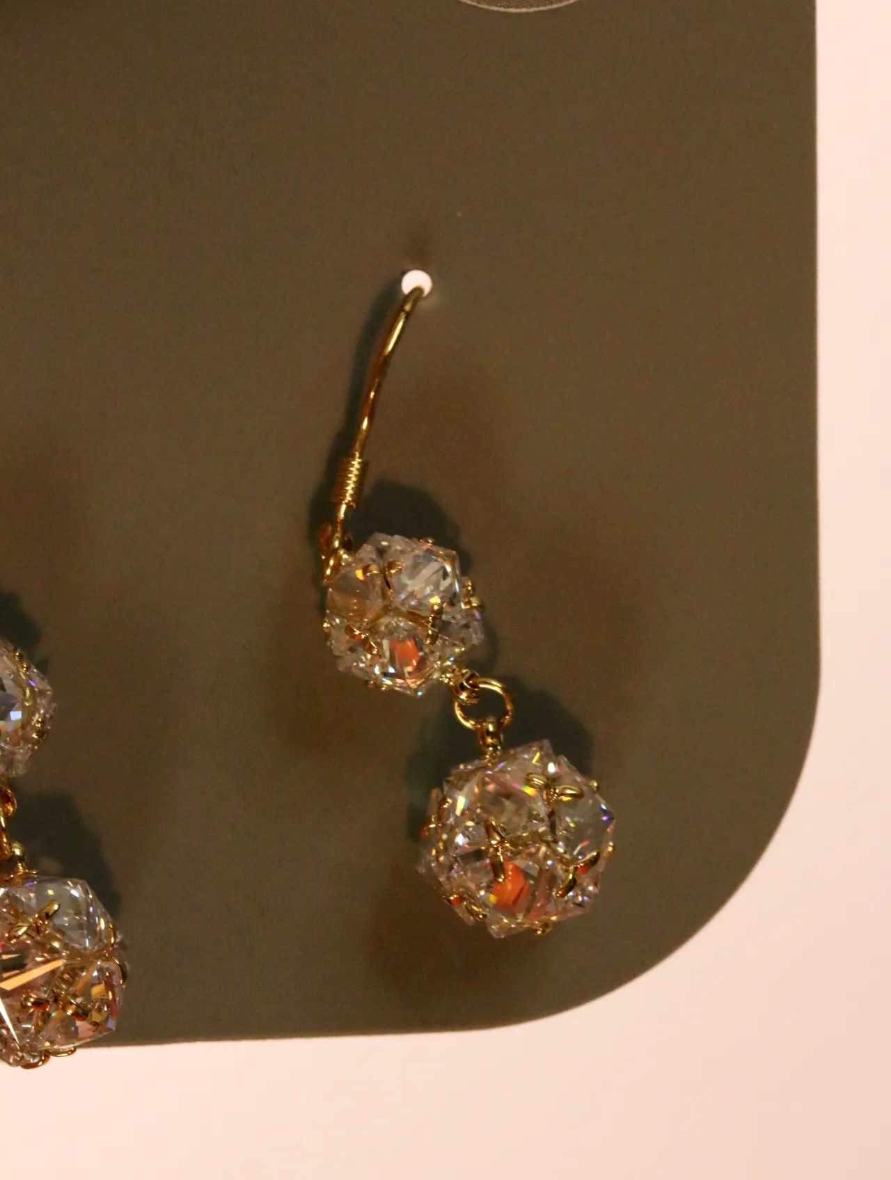 Detalle del motivo floral brillante y la bola colgante — pendientes baratos, detalle · Lola y Sol (24AE1249)