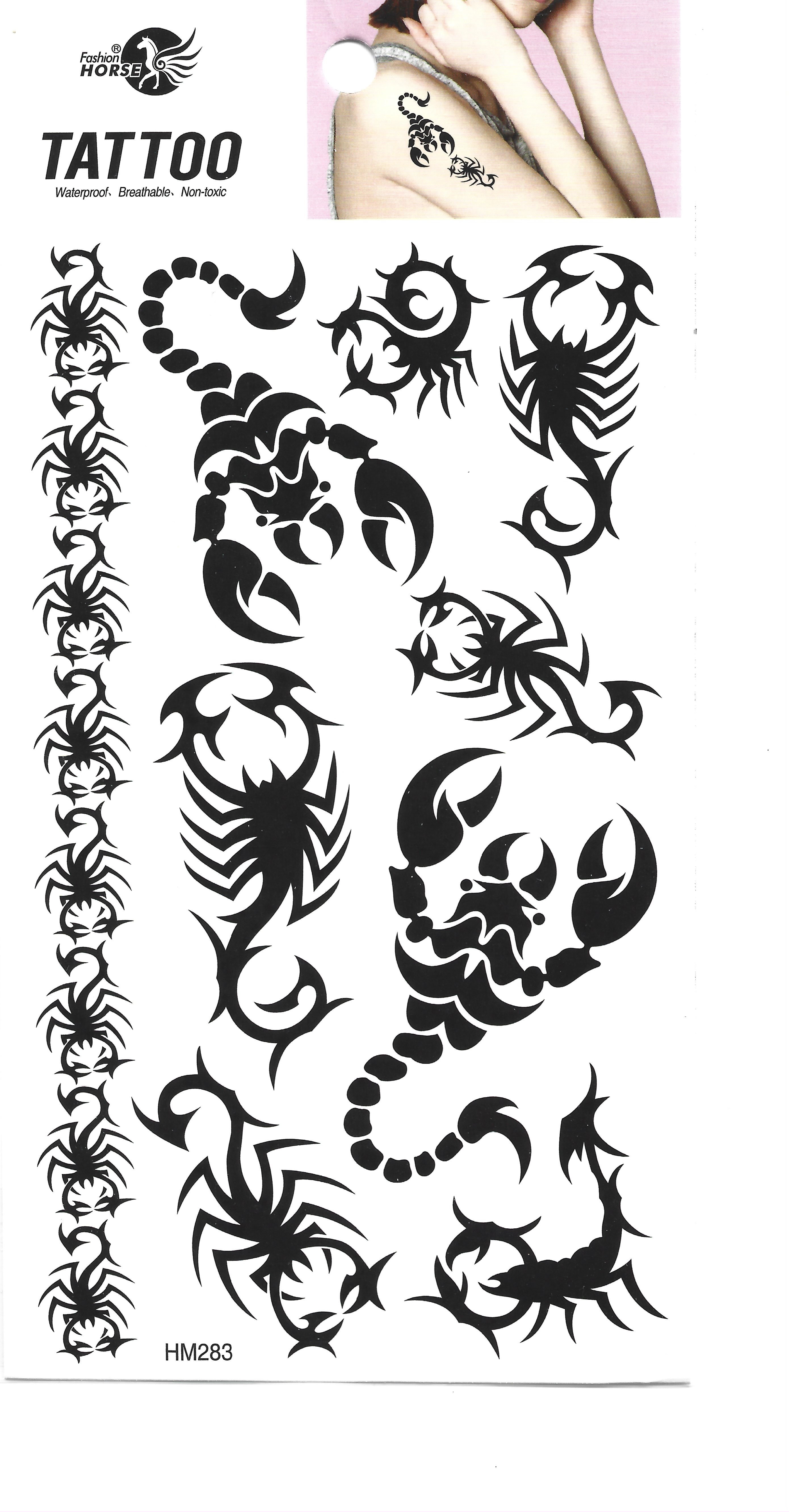 Lámina de tatuajes temporales negros con varios diseños de escorpiones y arañas, incluyendo un borde de arañas pequeñas y un escorpión grande central, con un pequeño ejemplo en un brazo.