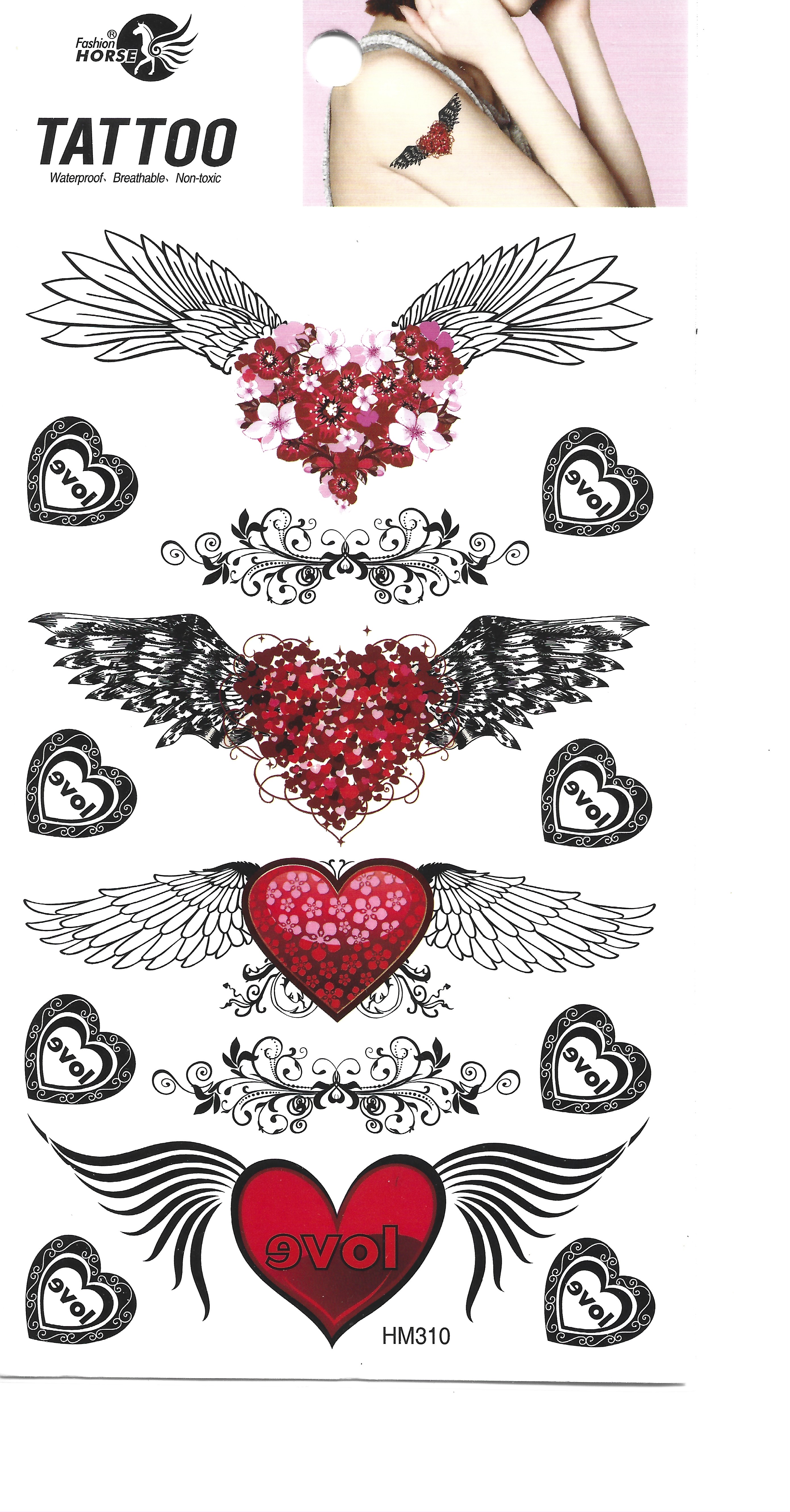 Una lámina de tatuajes temporales con varios diseños de corazones y alas, predominantemente en rojo y negro, con un pequeño ejemplo de un tatuaje en un hombro.