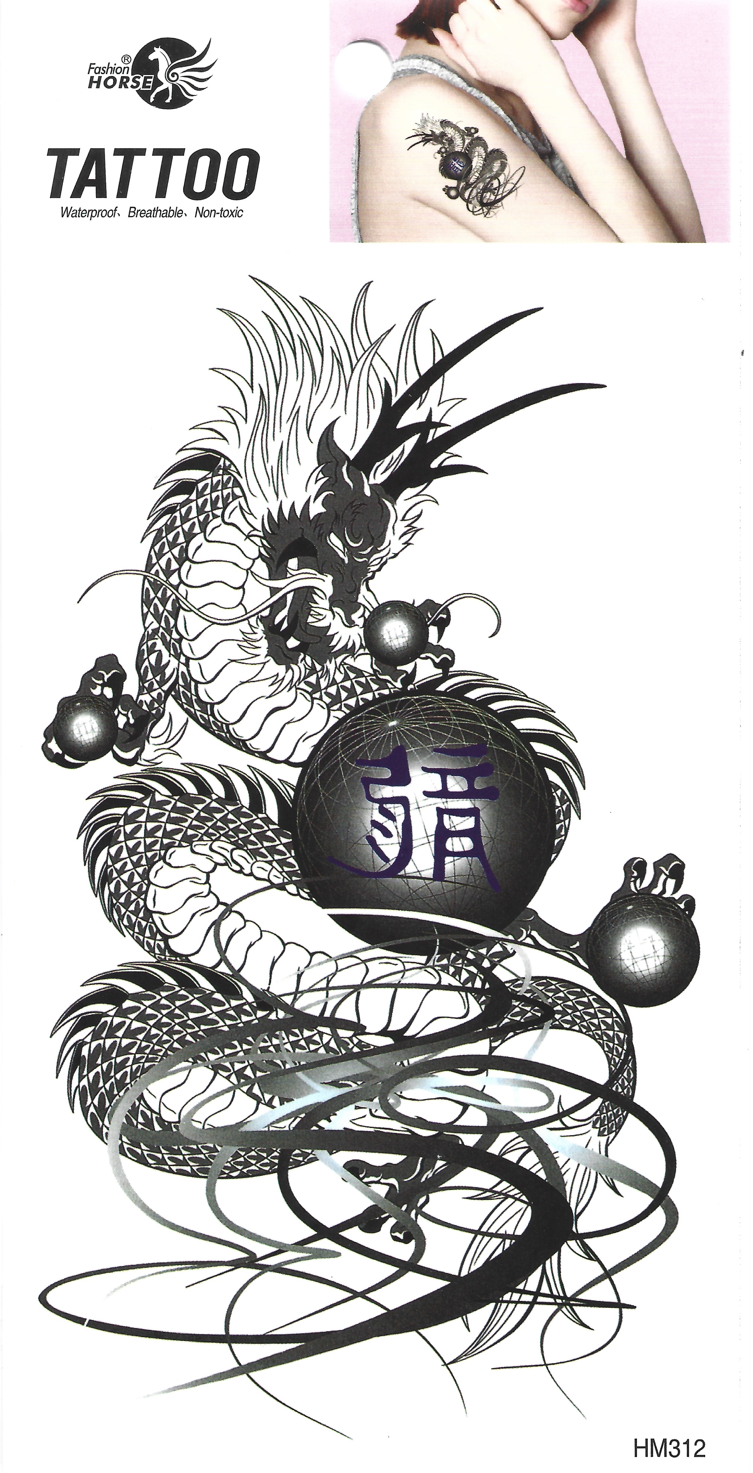 Hoja de tatuajes temporales con un gran y complejo diseño de dragón en blanco y negro con un orbe, junto a una pequeña imagen de ejemplo del tatuaje en el hombro de una persona.