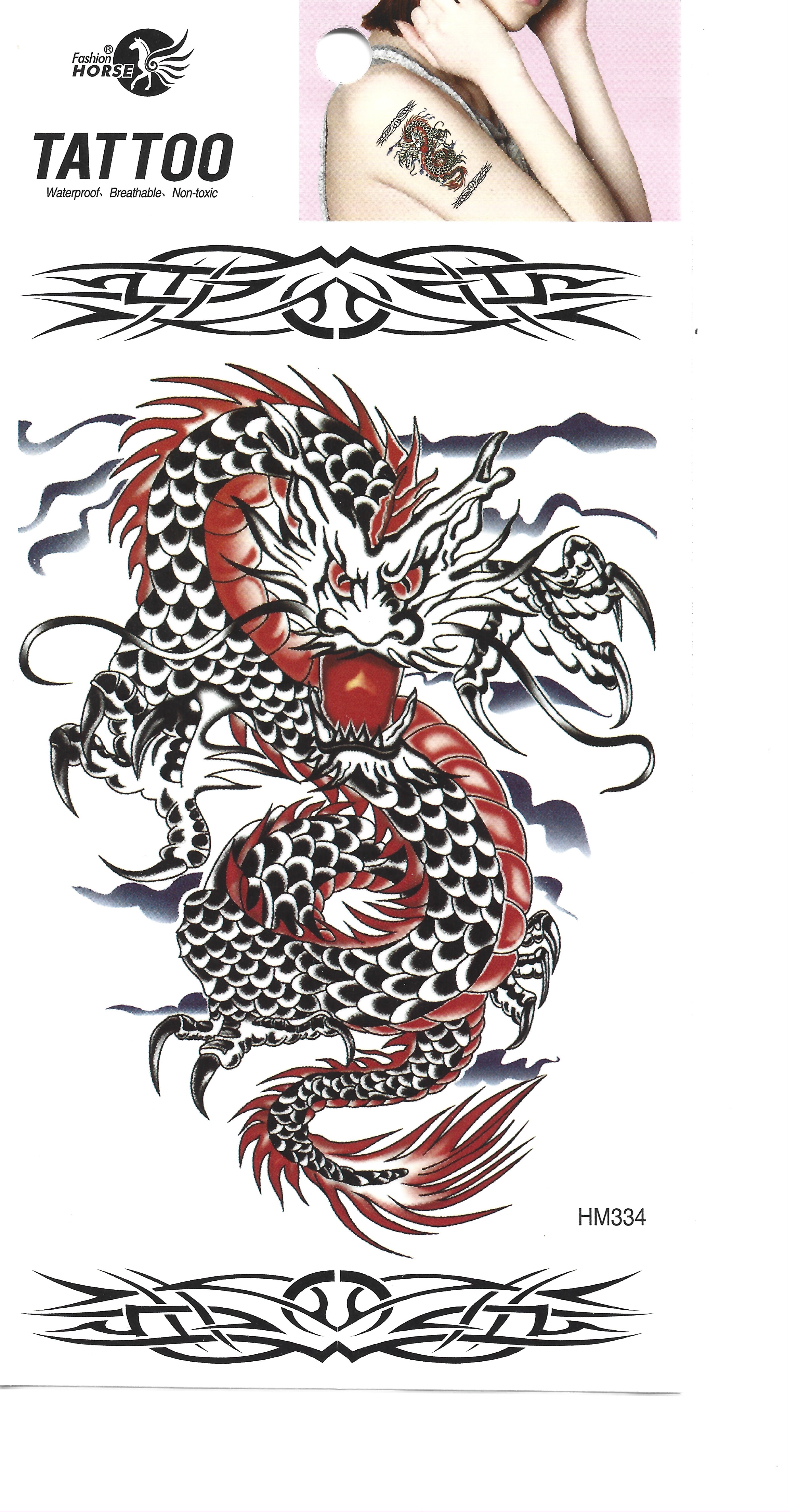 Hoja de tatuajes temporales con un gran dragón rojo y negro, elementos tribales y una modelo luciendo un pequeño tatuaje en el brazo.