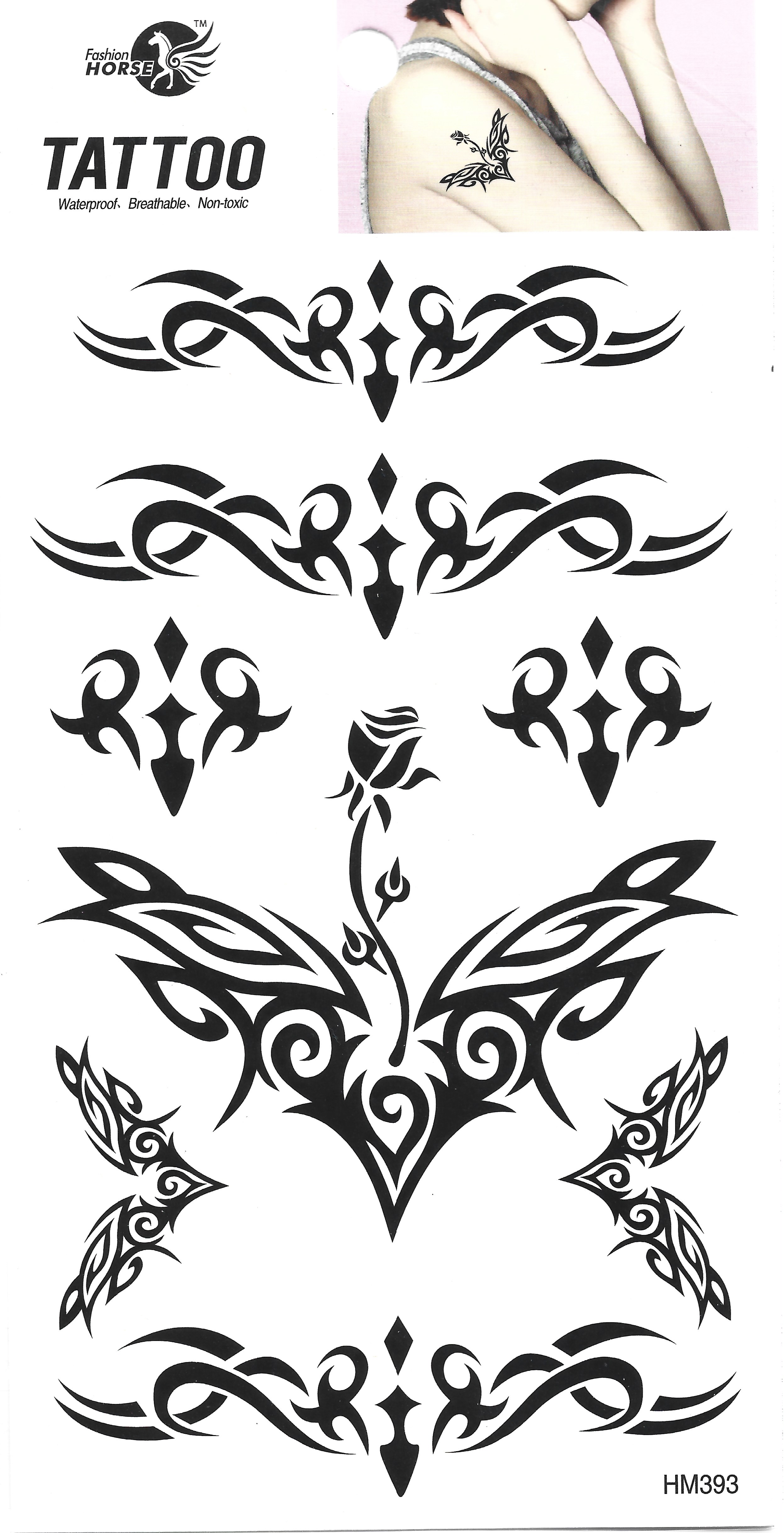 Lámina completa de tatuajes temporales negros con patrones tribales, una rosa y diseños de mariposas, junto a una pequeña imagen de una persona llevándolos en el hombro.