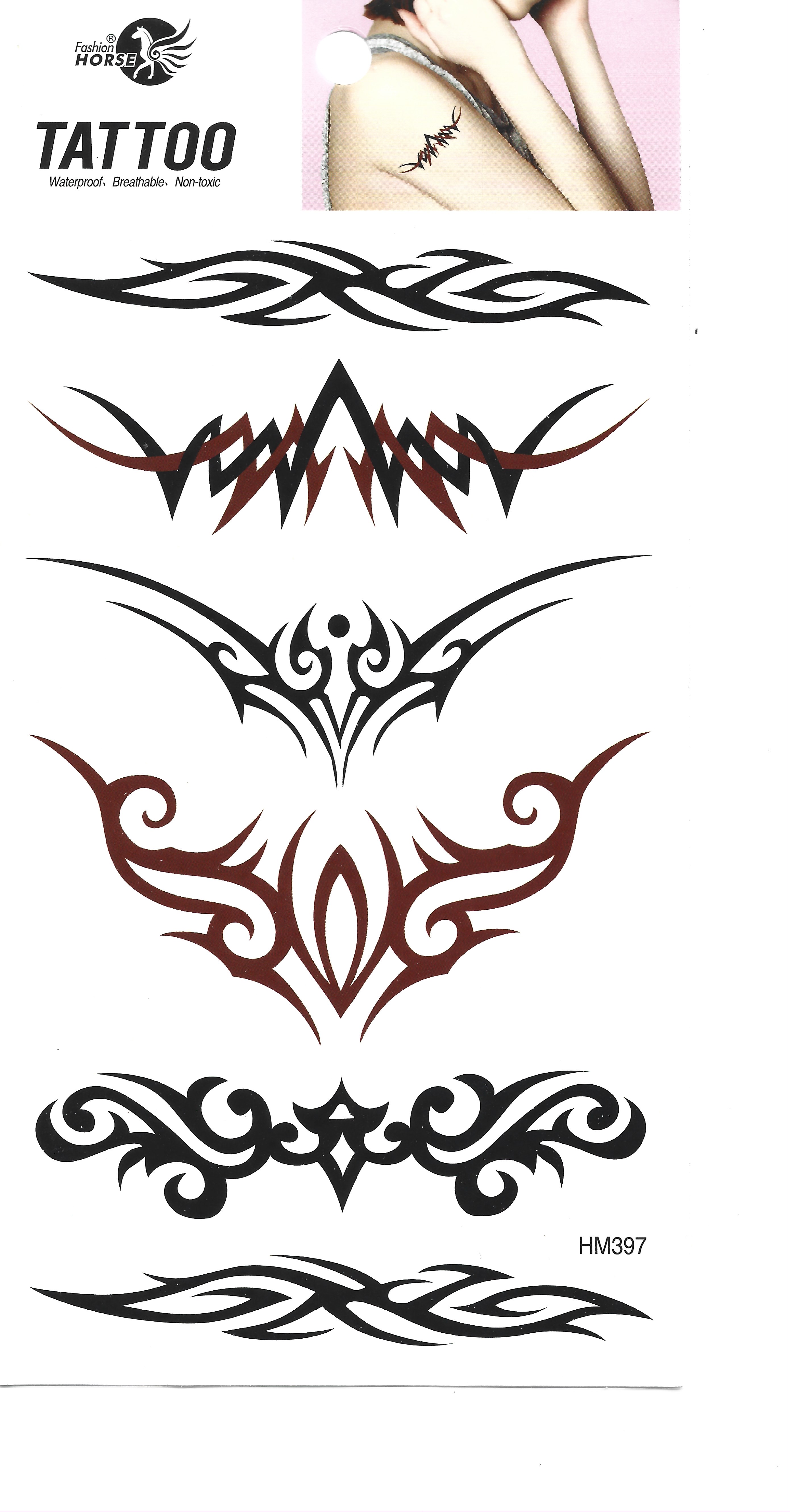 Vista completa de una lámina de tatuajes temporales con seis diseños tribales en negro y rojo, incluyendo un ejemplo de un tatuaje en el brazo de una persona y detalles de la marca.